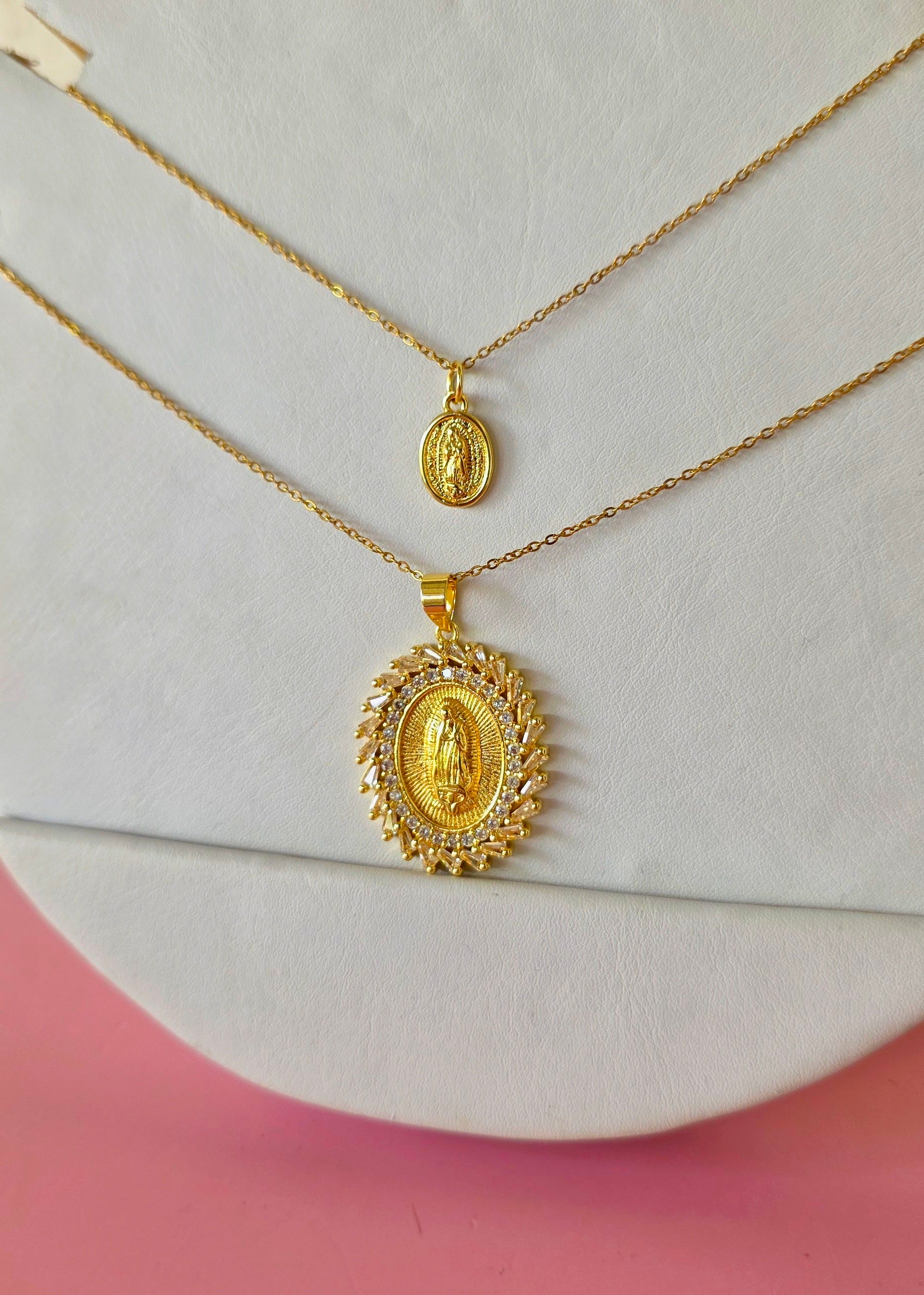 Collar virgen de Guadalupe maxi con marco molino de cristales zirconia