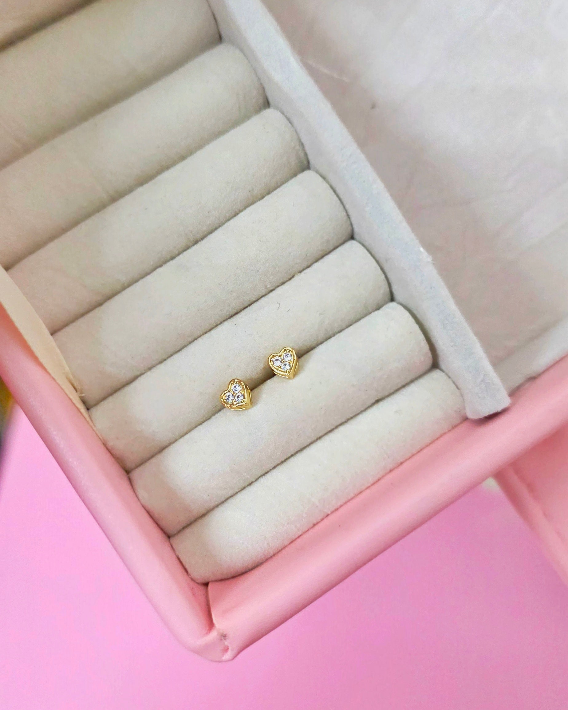 Arete corazón mini de tres zirconias