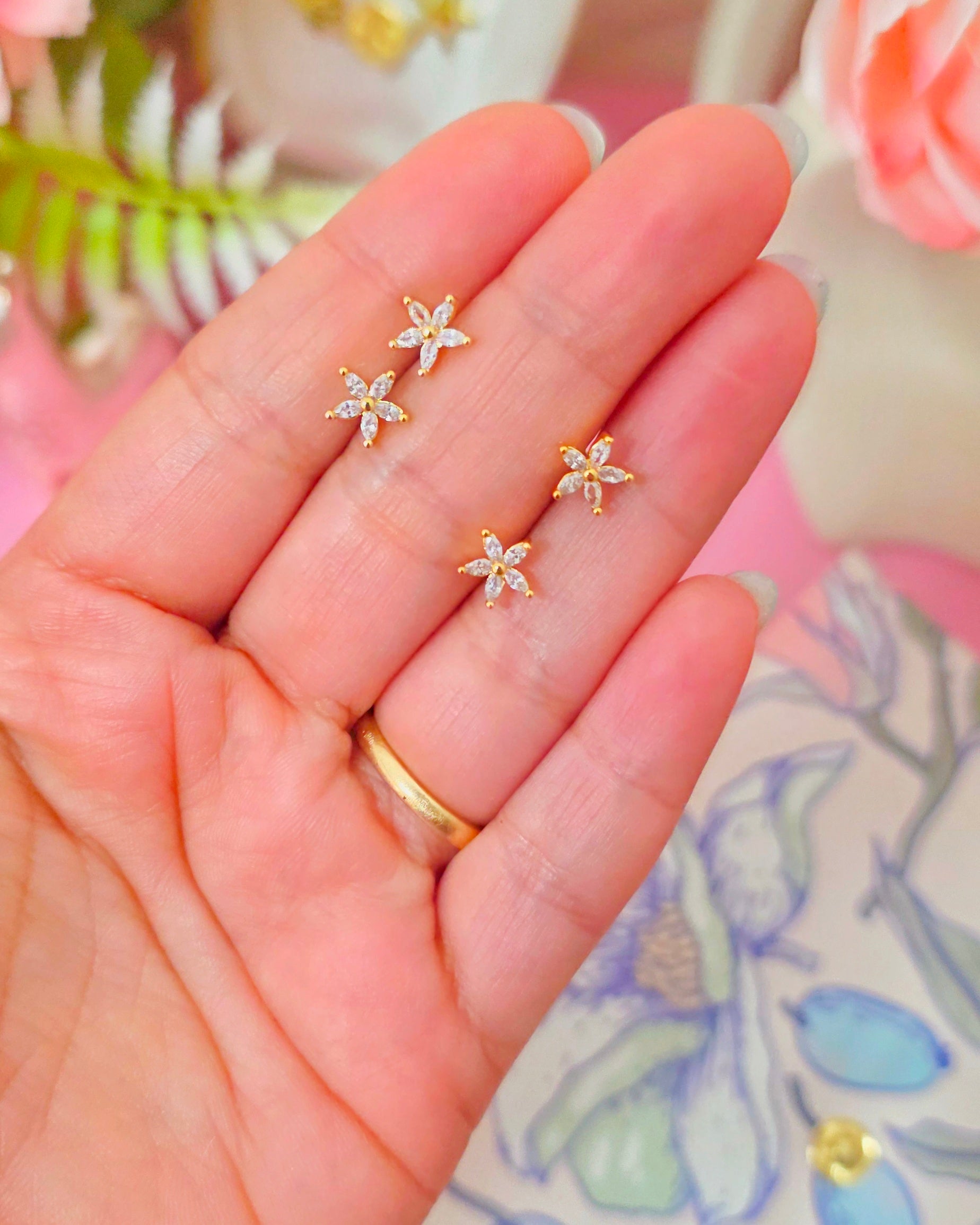 Aretes de mini margarita con pelalos finos