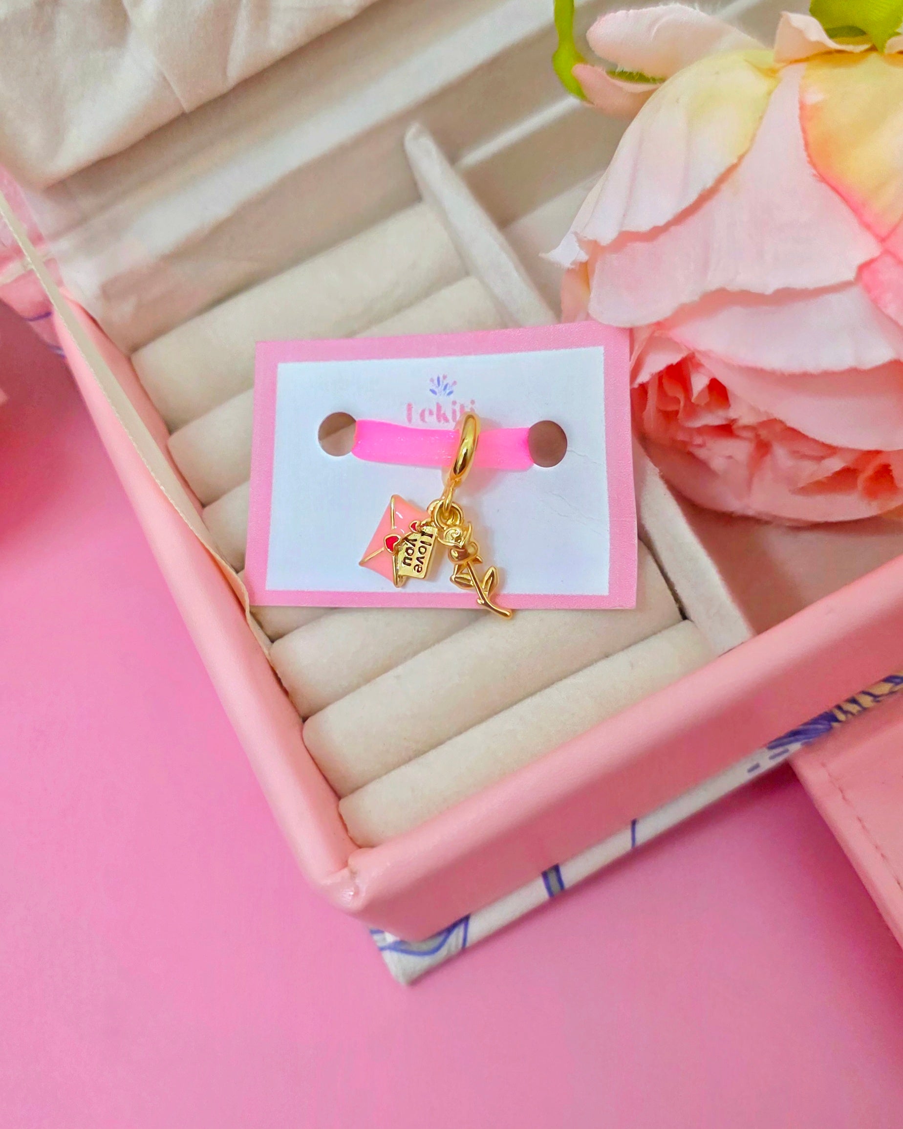 Charm de rosa y carta