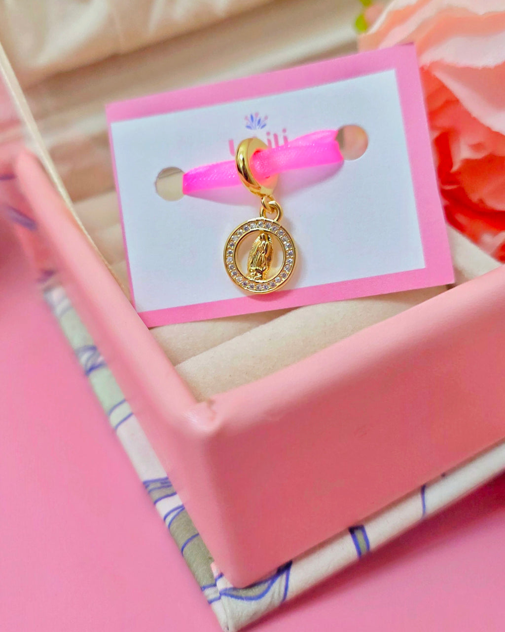Charm virgen de gudalupe en circulo hueco