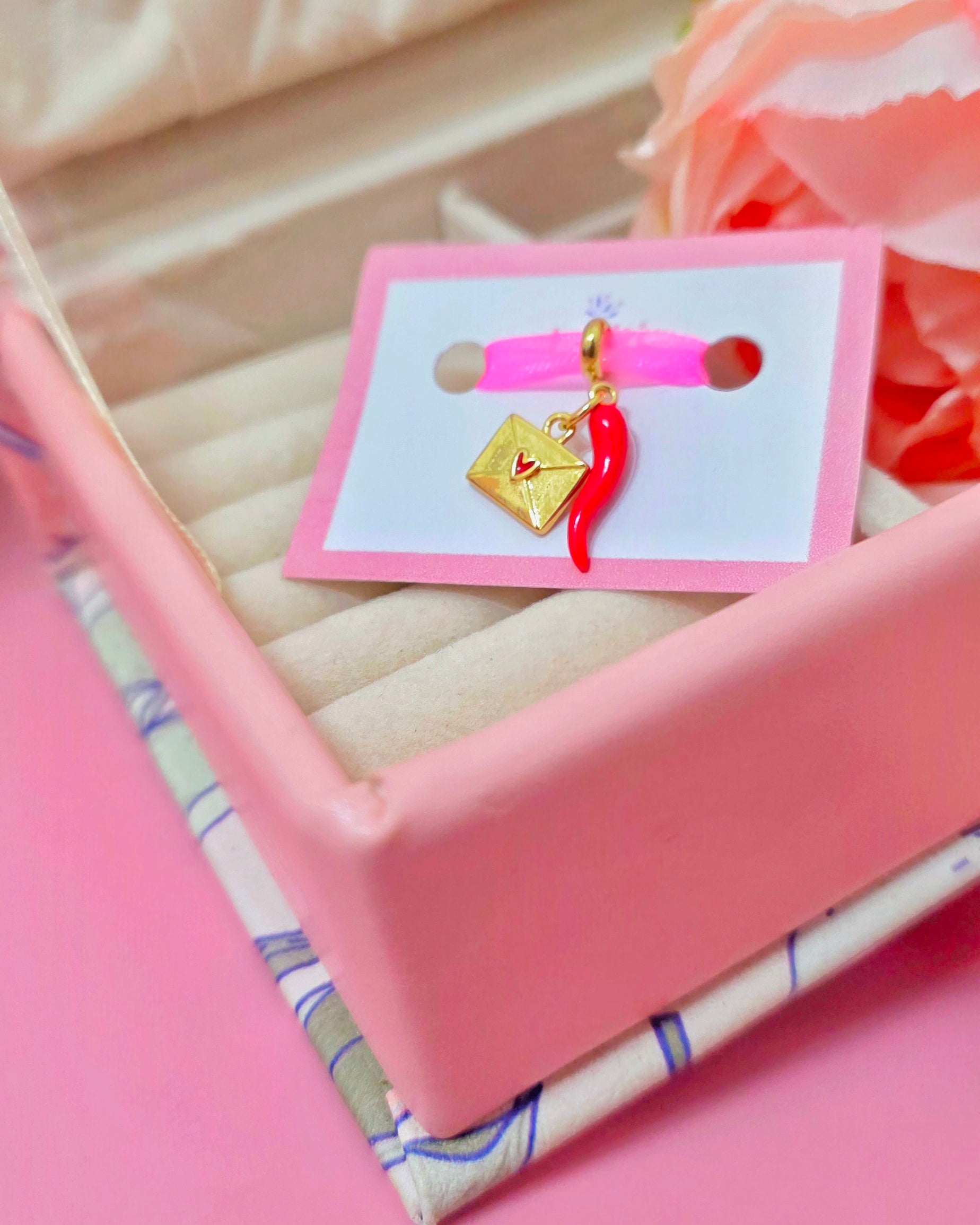 Charm Carta y cuerno italiano