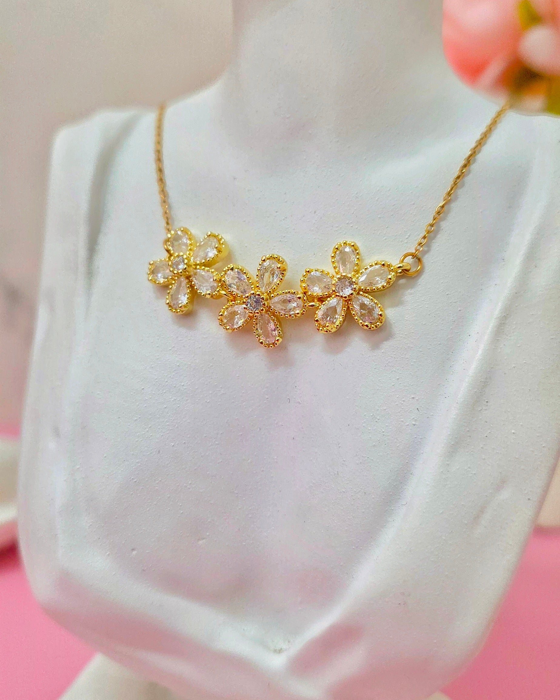 collar de tres margarita en horiozontal