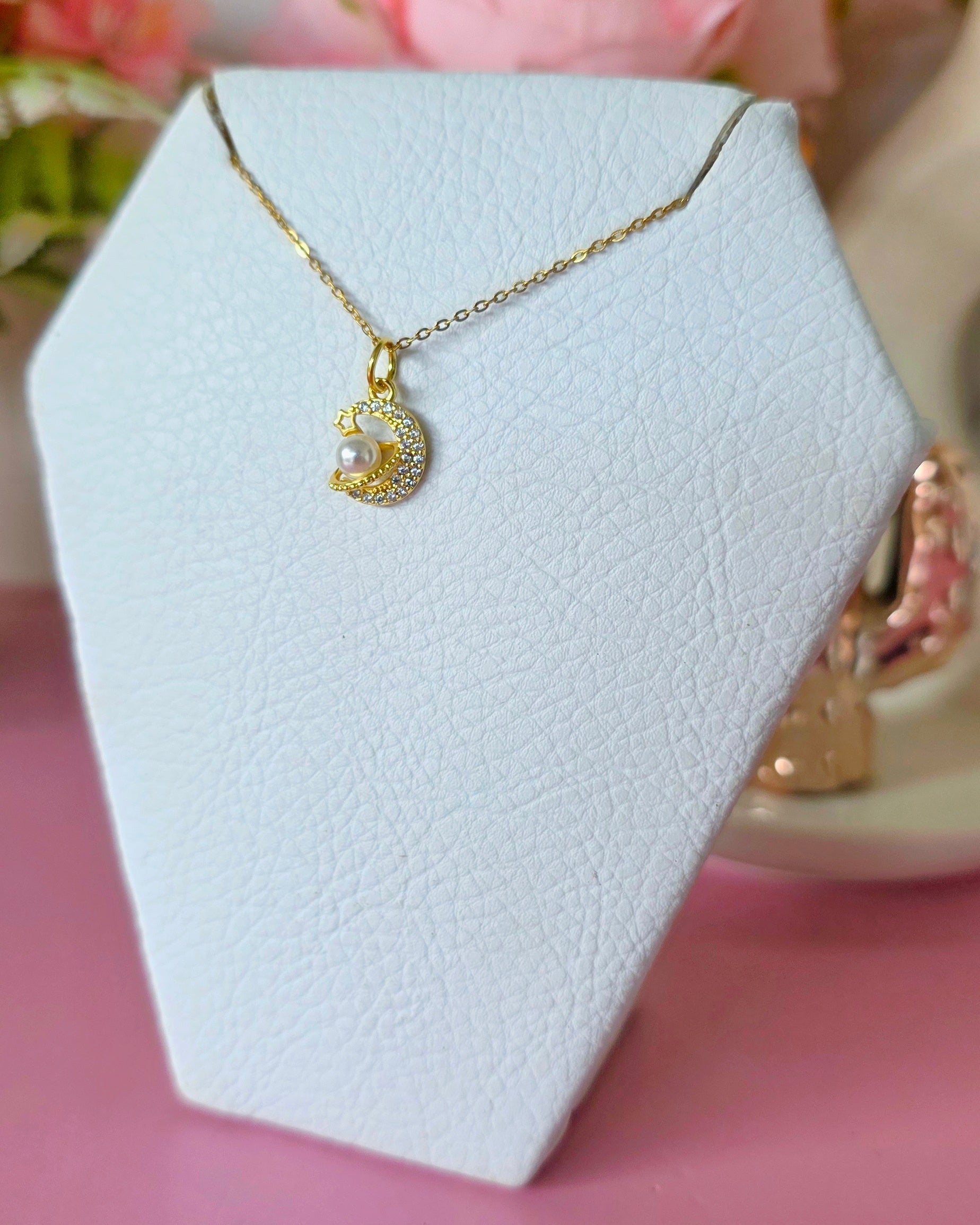 collar luna con mini perla saturno.