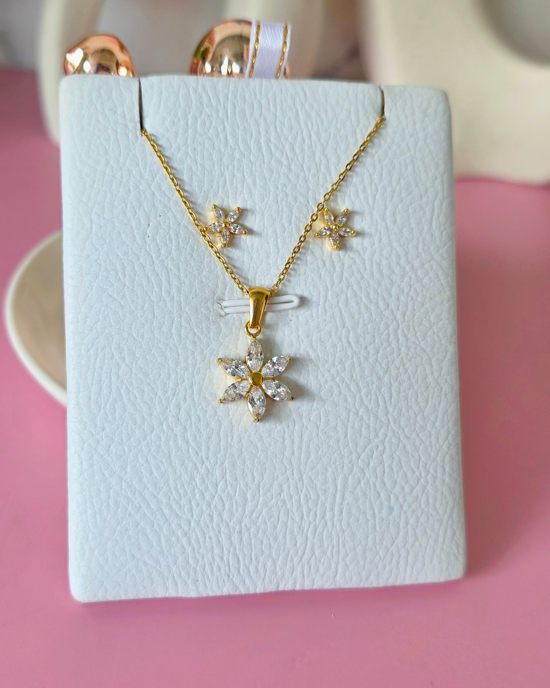 Set de collar y aretes dije de flor con cinco petalos finos