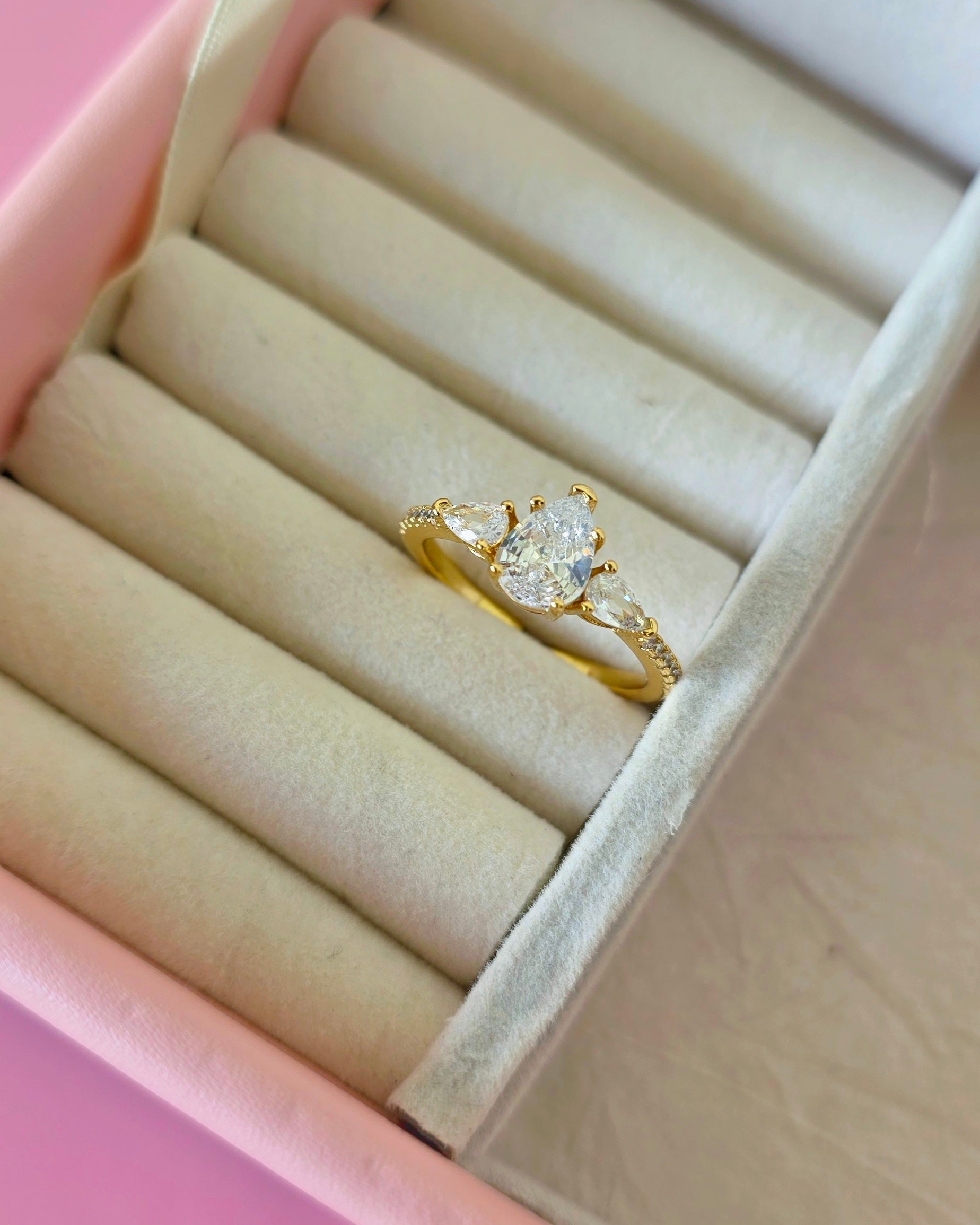 Anillo de tres zirconias con forma de gota