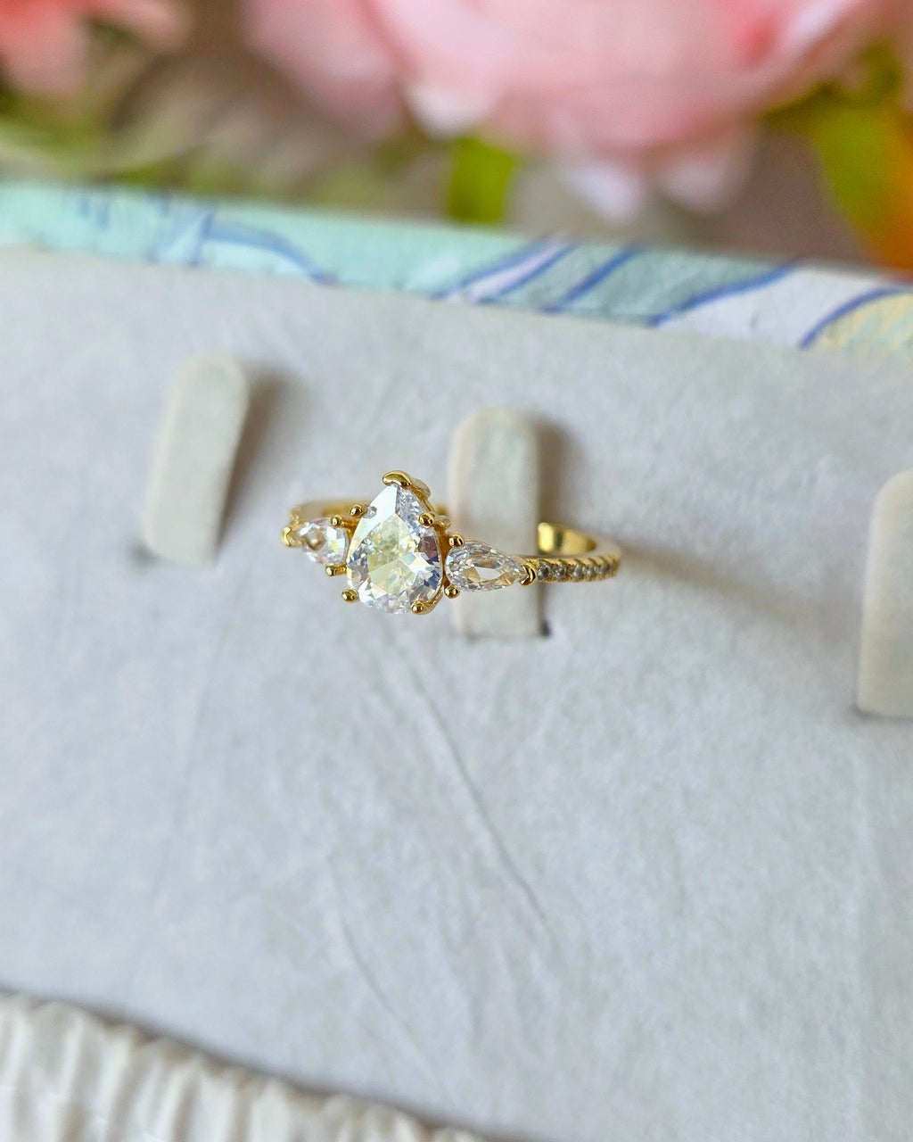 Anillo de tres zirconias con forma de gota