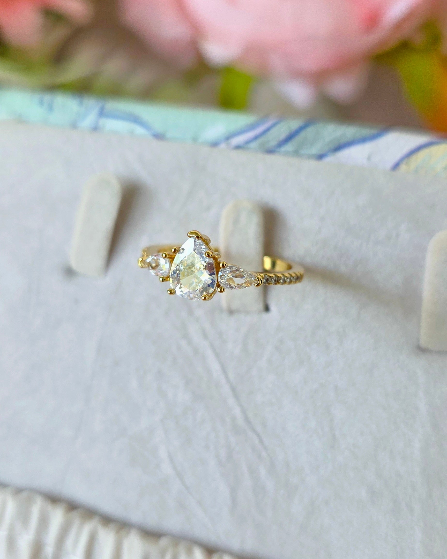 Anillo de tres zirconias con forma de gota