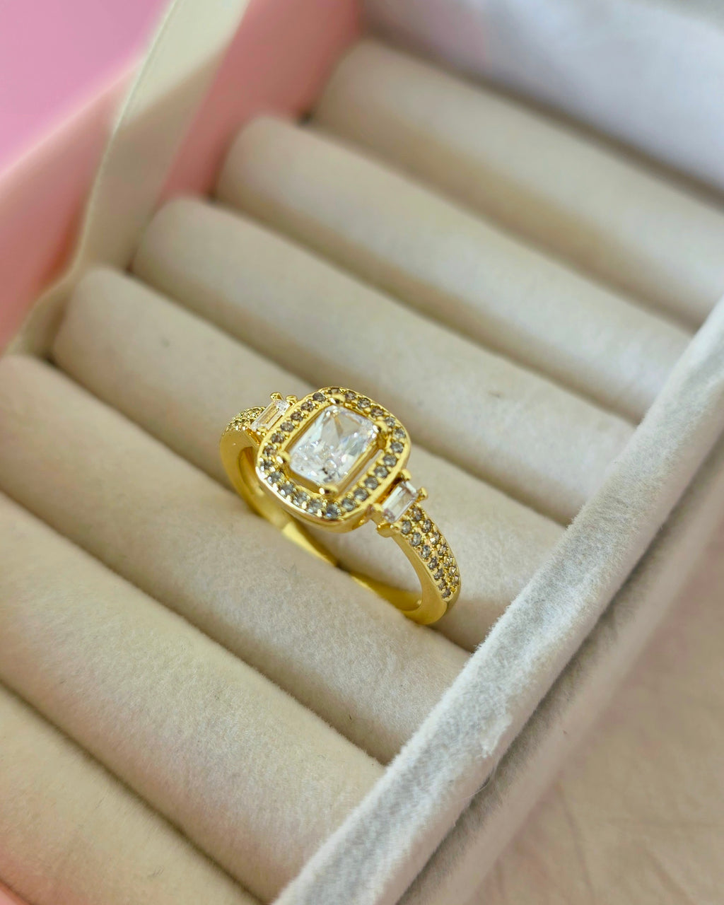Anillo de centro cuadrado plano