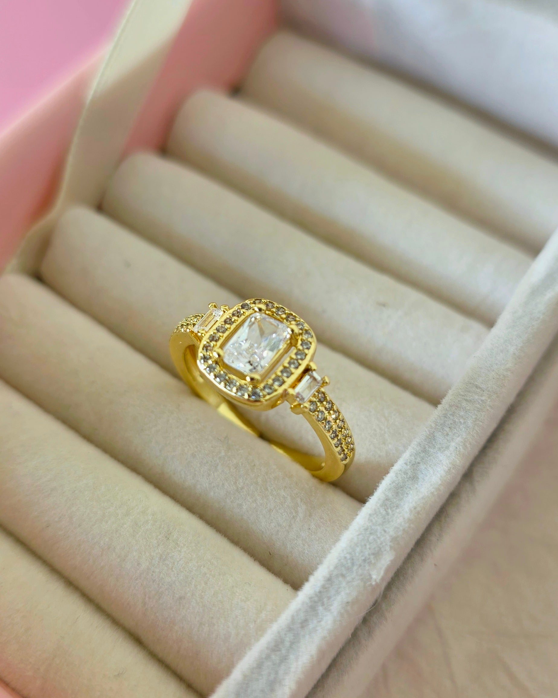 Anillo de centro cuadrado plano