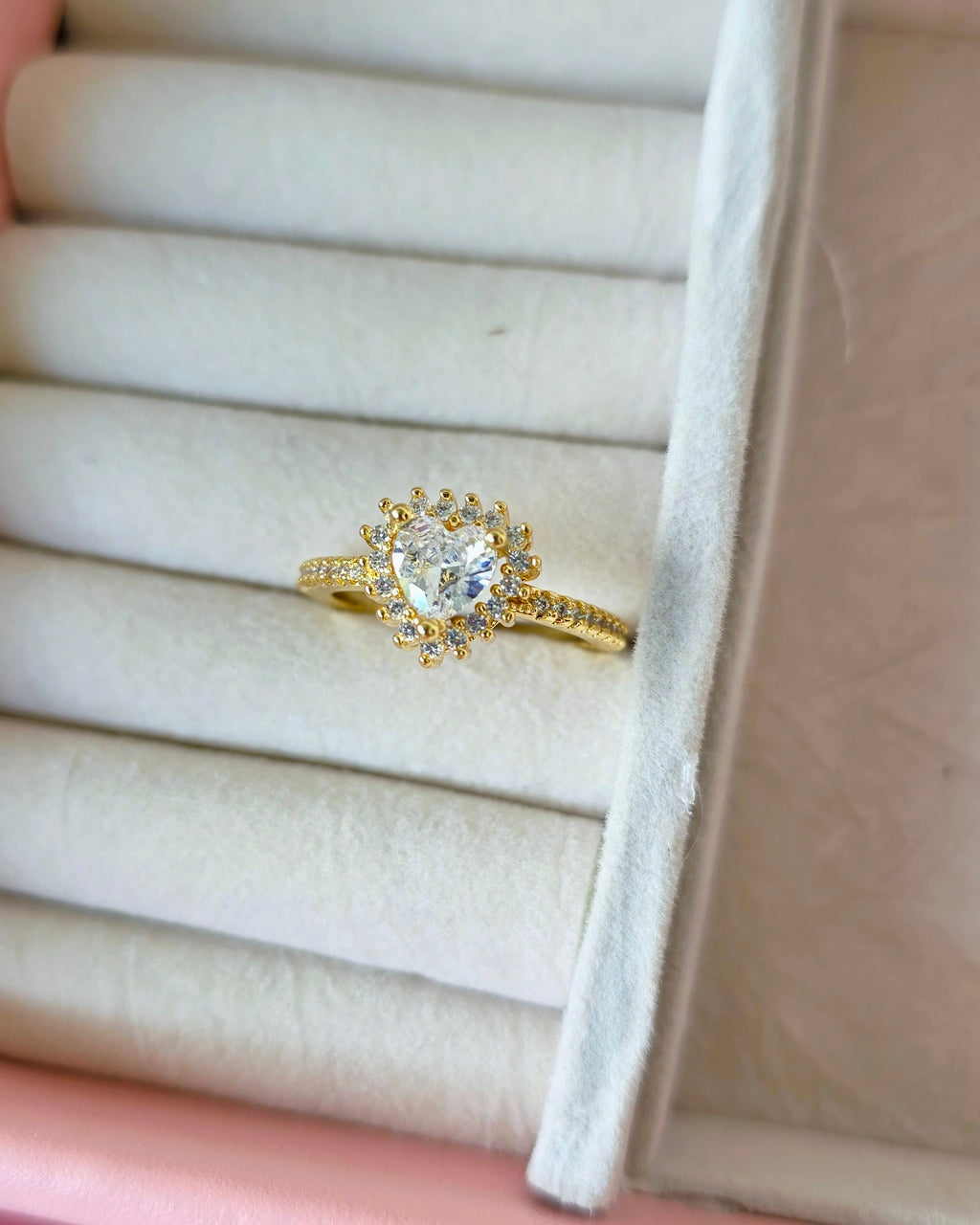 Anillo corazón con marco de zirconias en punta