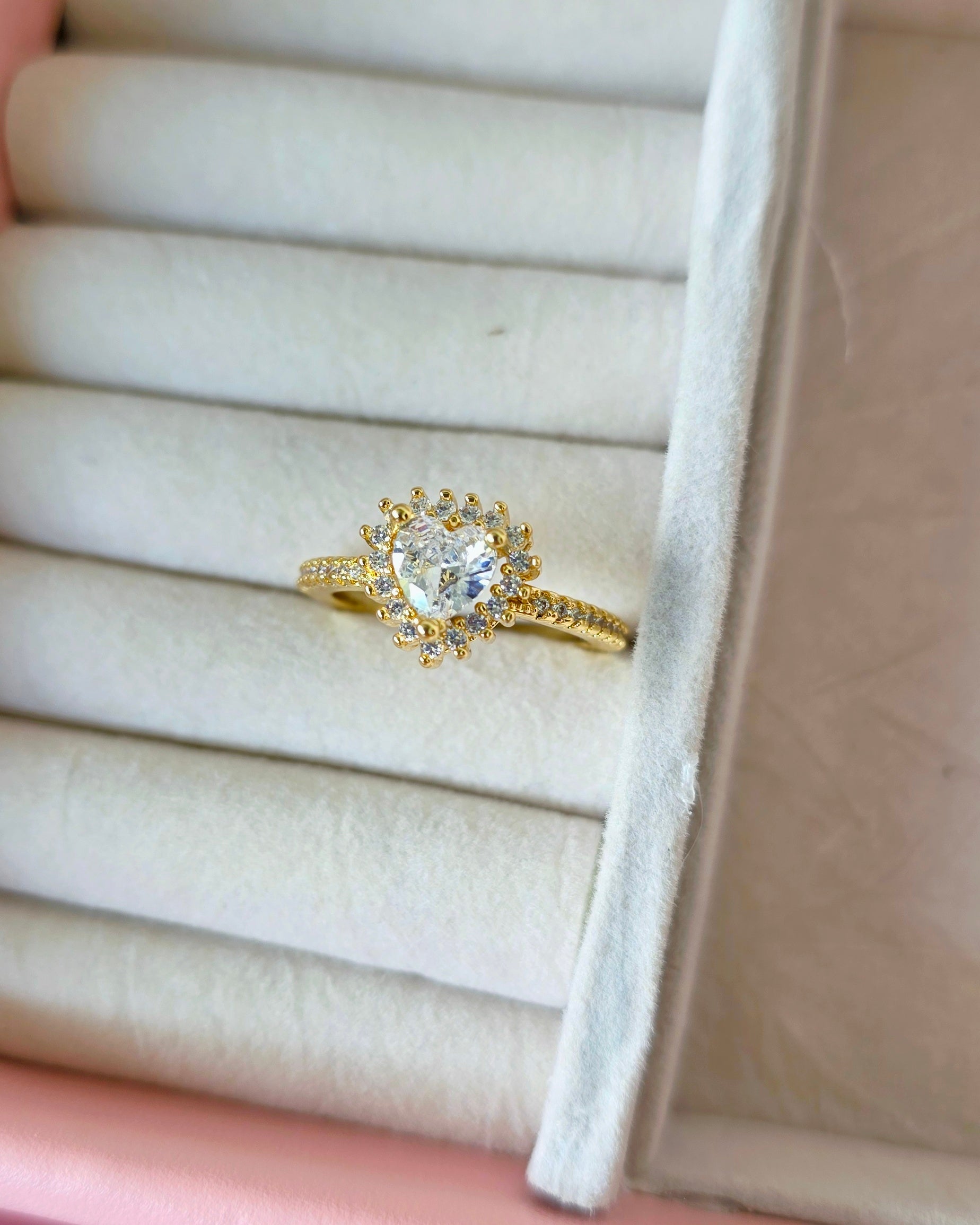 Anillo corazón con marco de zirconias en punta