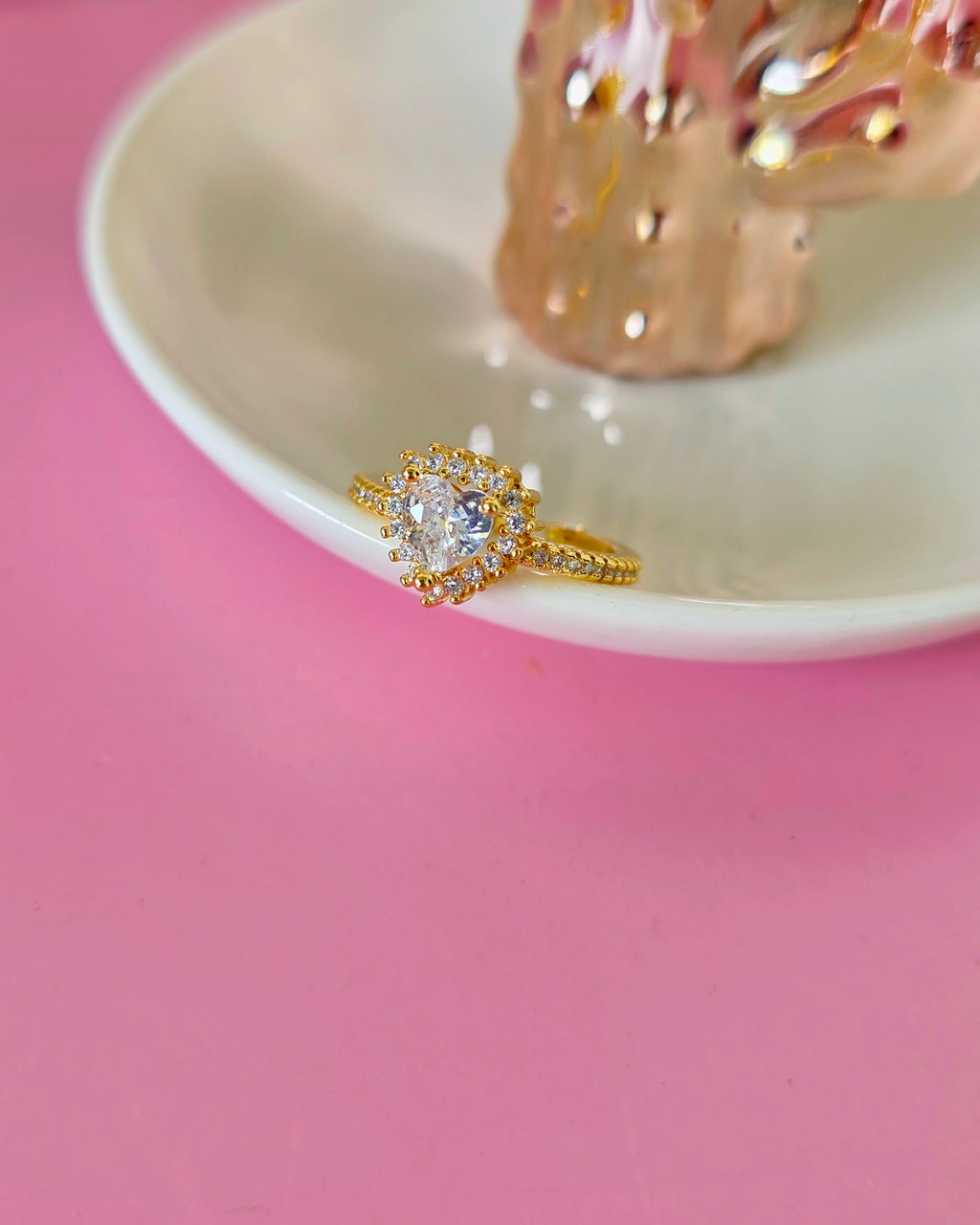 Anillo corazón con marco de zirconias en punta