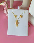 Set de flor rosa de cinco petalos y aretes de mariposa