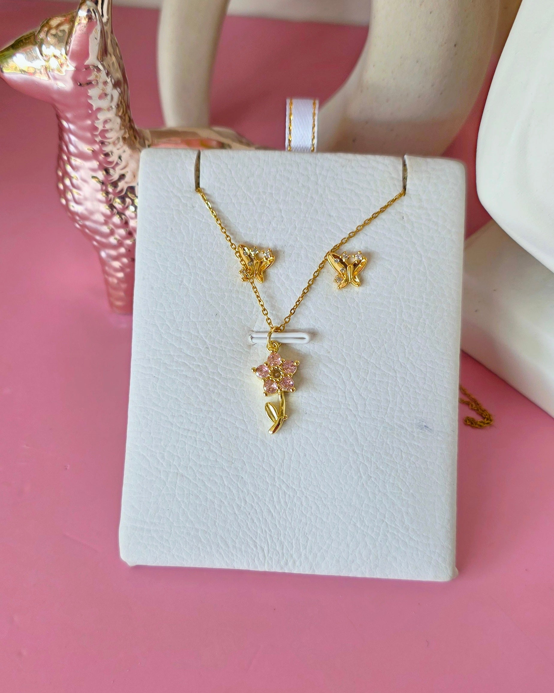 Set de flor rosa de cinco petalos y aretes de mariposa