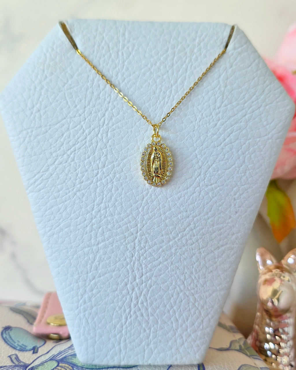 Collar virgen de Guadalupe ovalada con zirconias de marco pequeñas