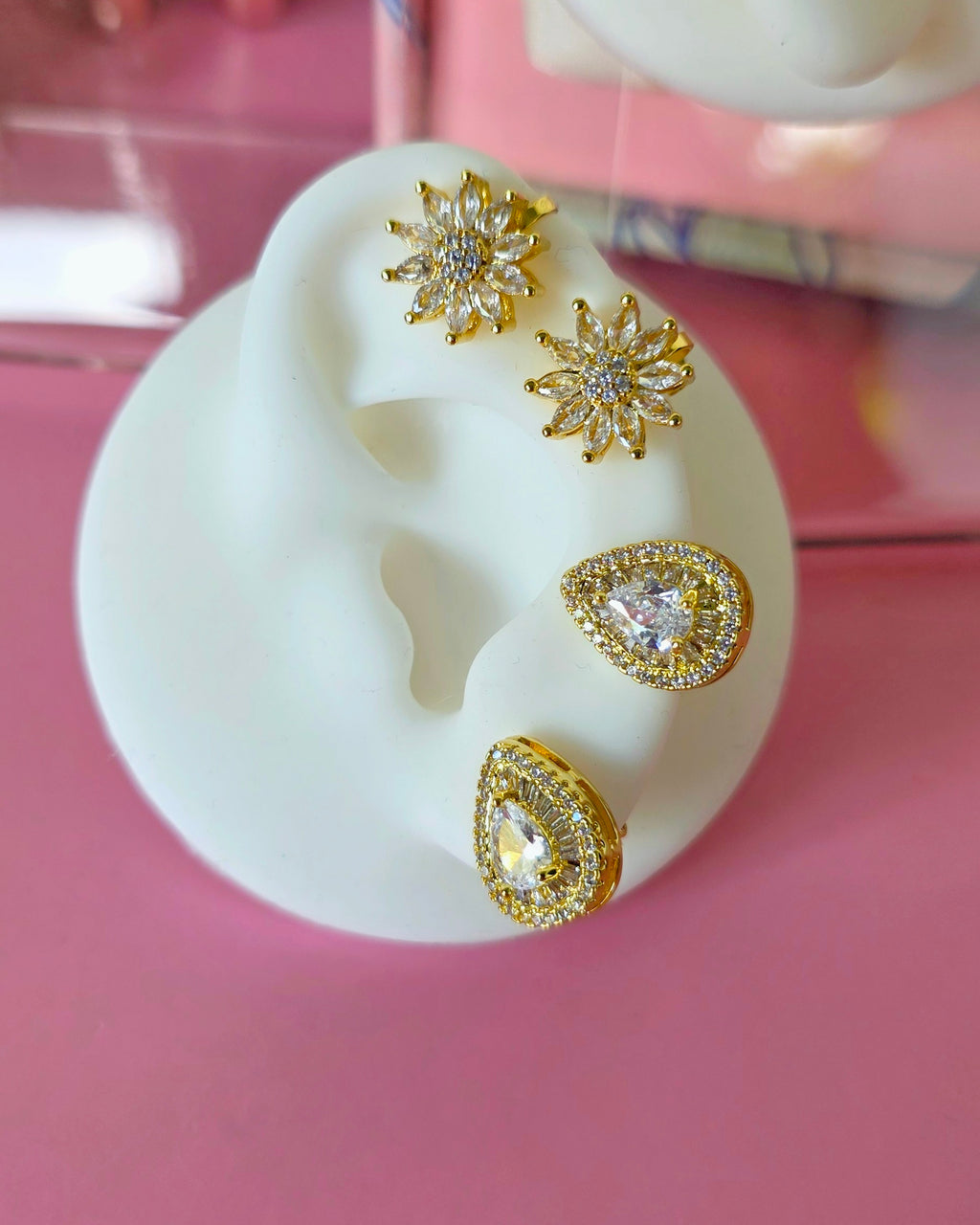 Aretes flor de cristal blanco con agarre a presión