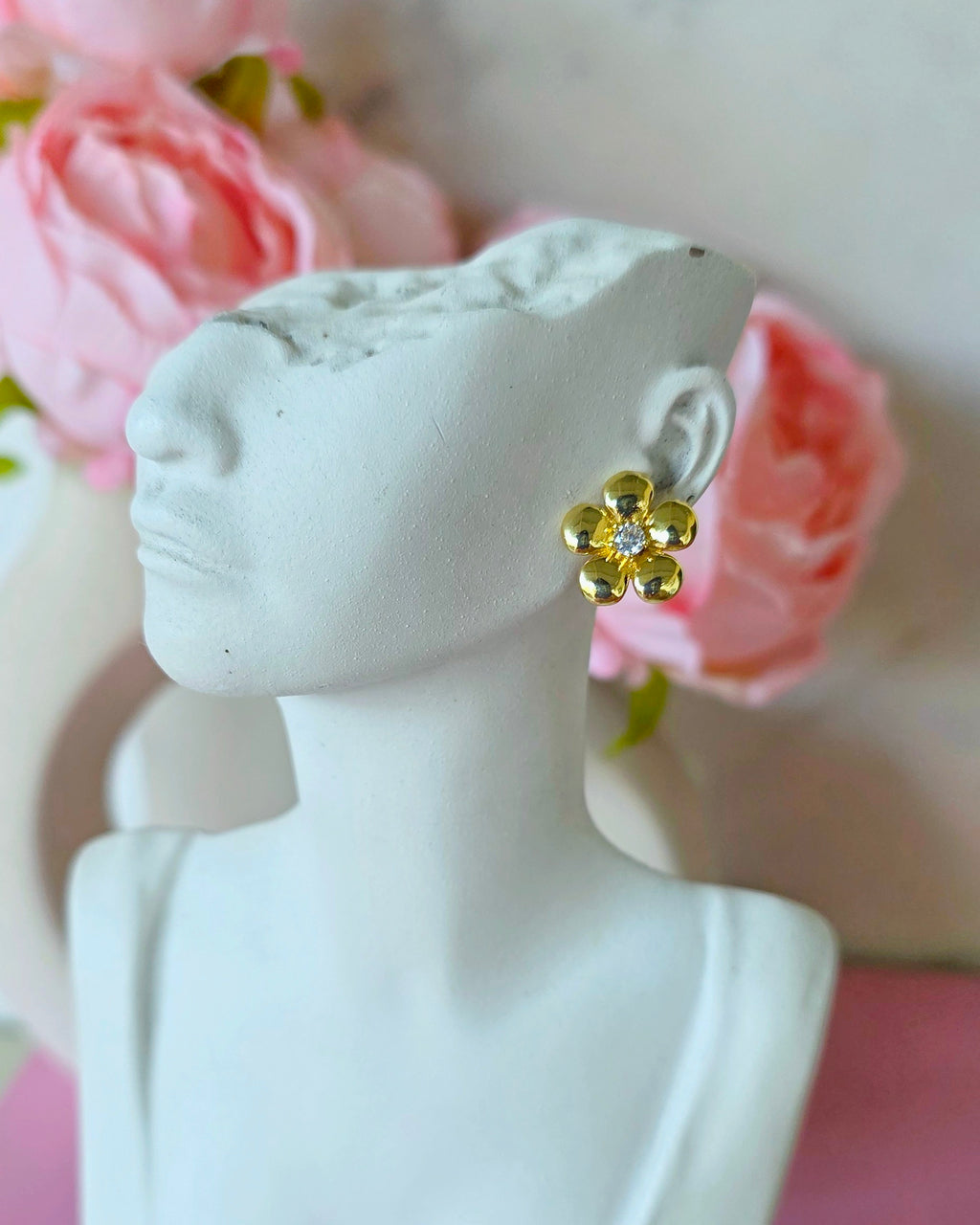 Arete de flor metalica sencilla con centro de zirconia