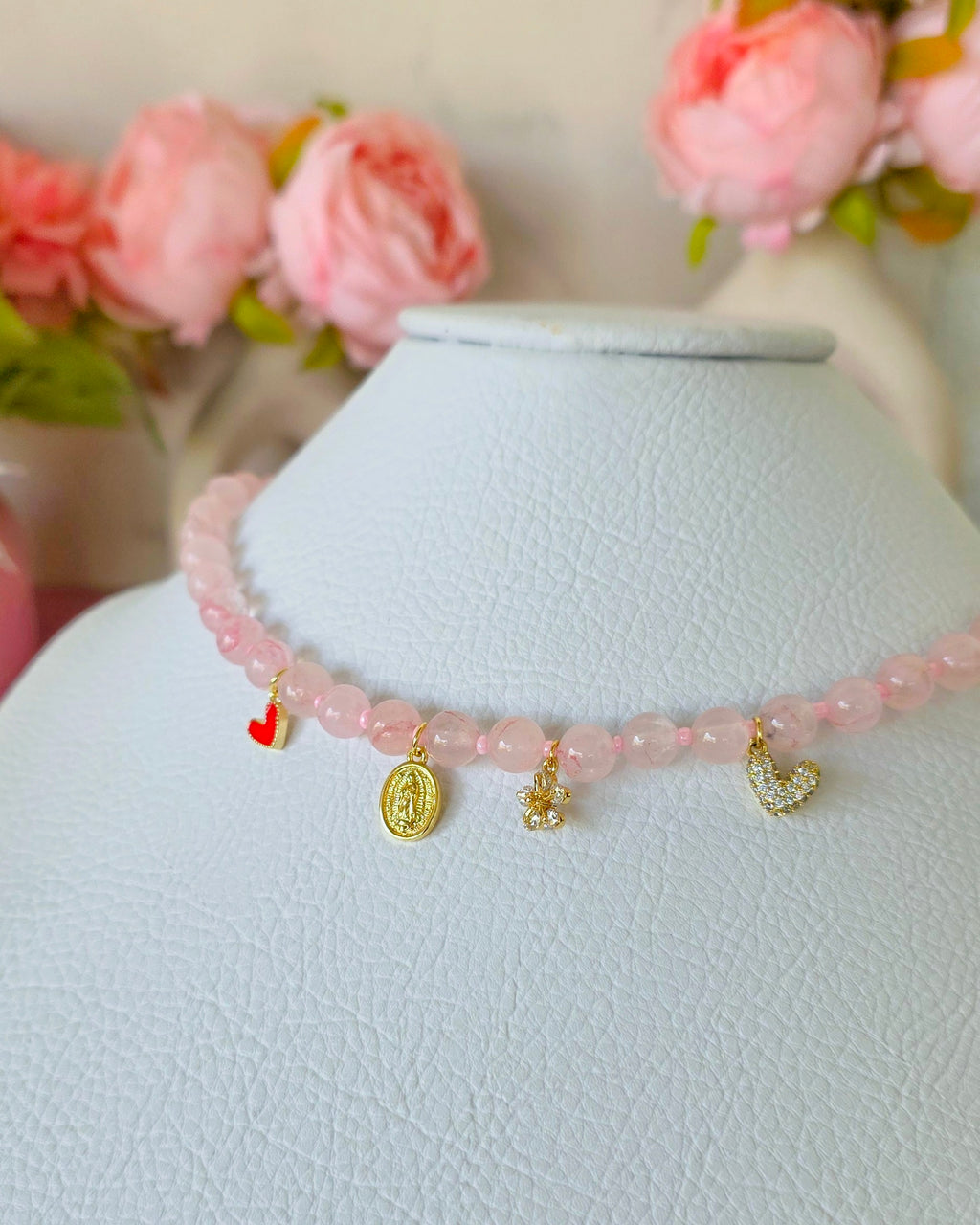 Collar de cuarzo rosa con dijes colgantes