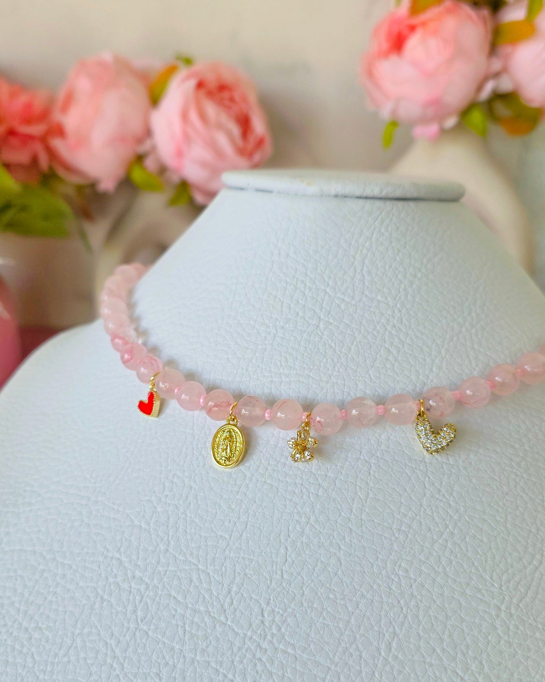 Collar de cuarzo rosa con dijes colgantes