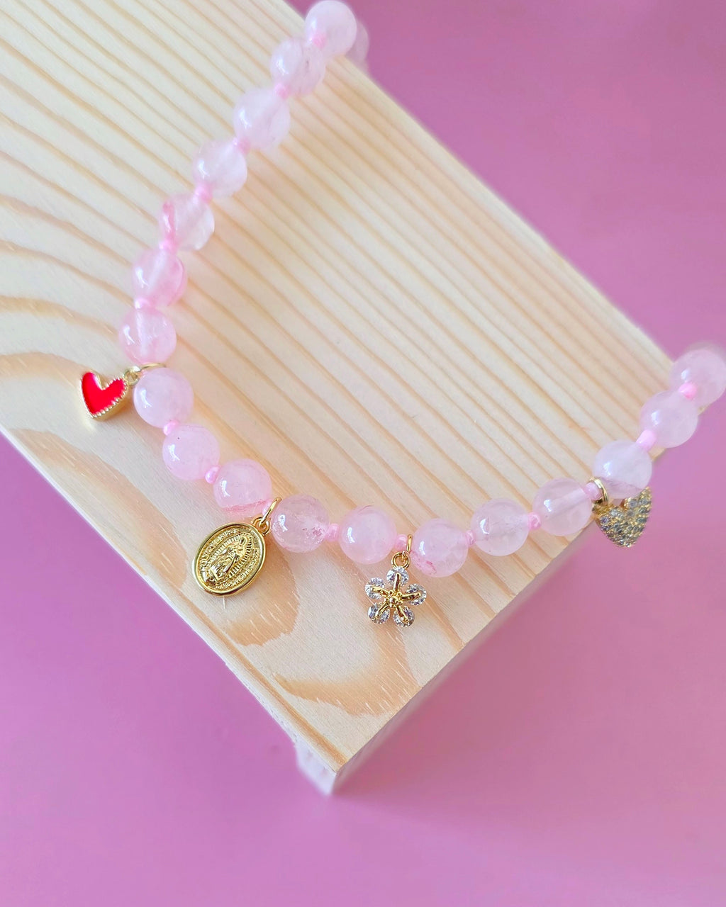 Collar de cuarzo rosa con dijes colgantes