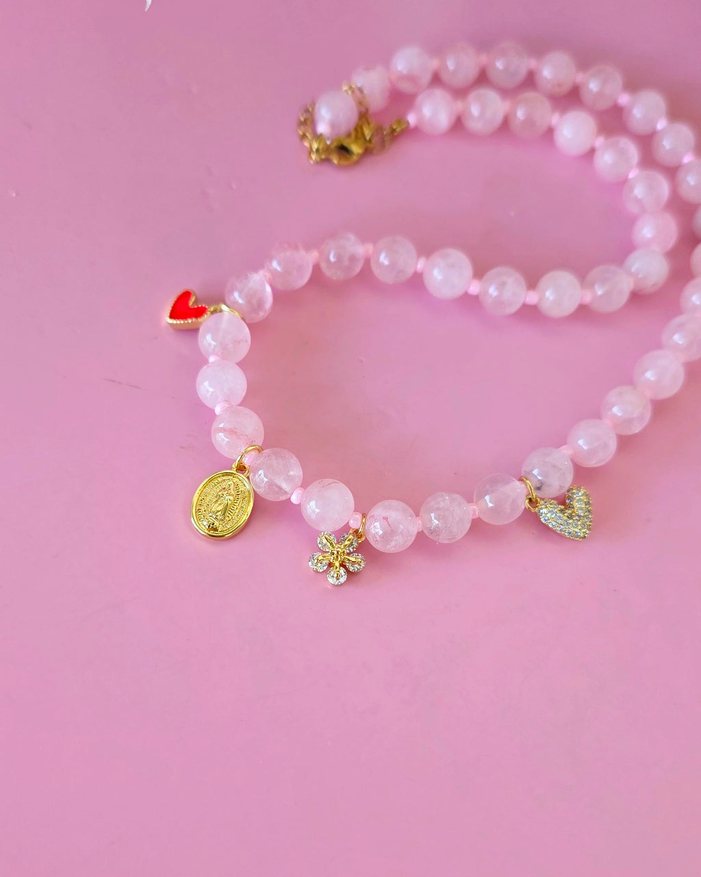 Collar de cuarzo rosa con dijes colgantes