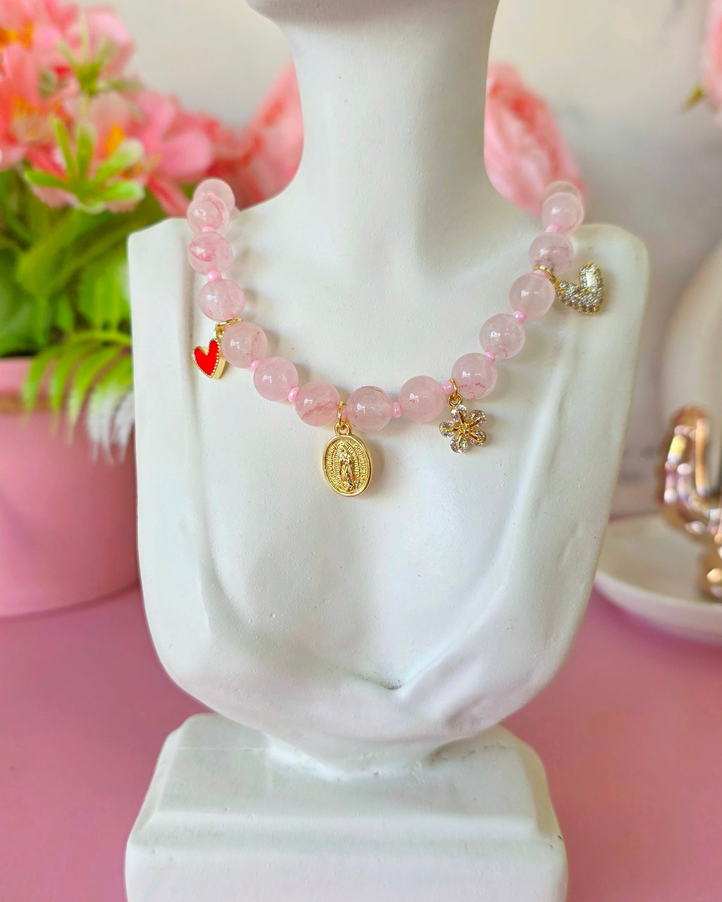 Collar de cuarzo rosa con dijes colgantes
