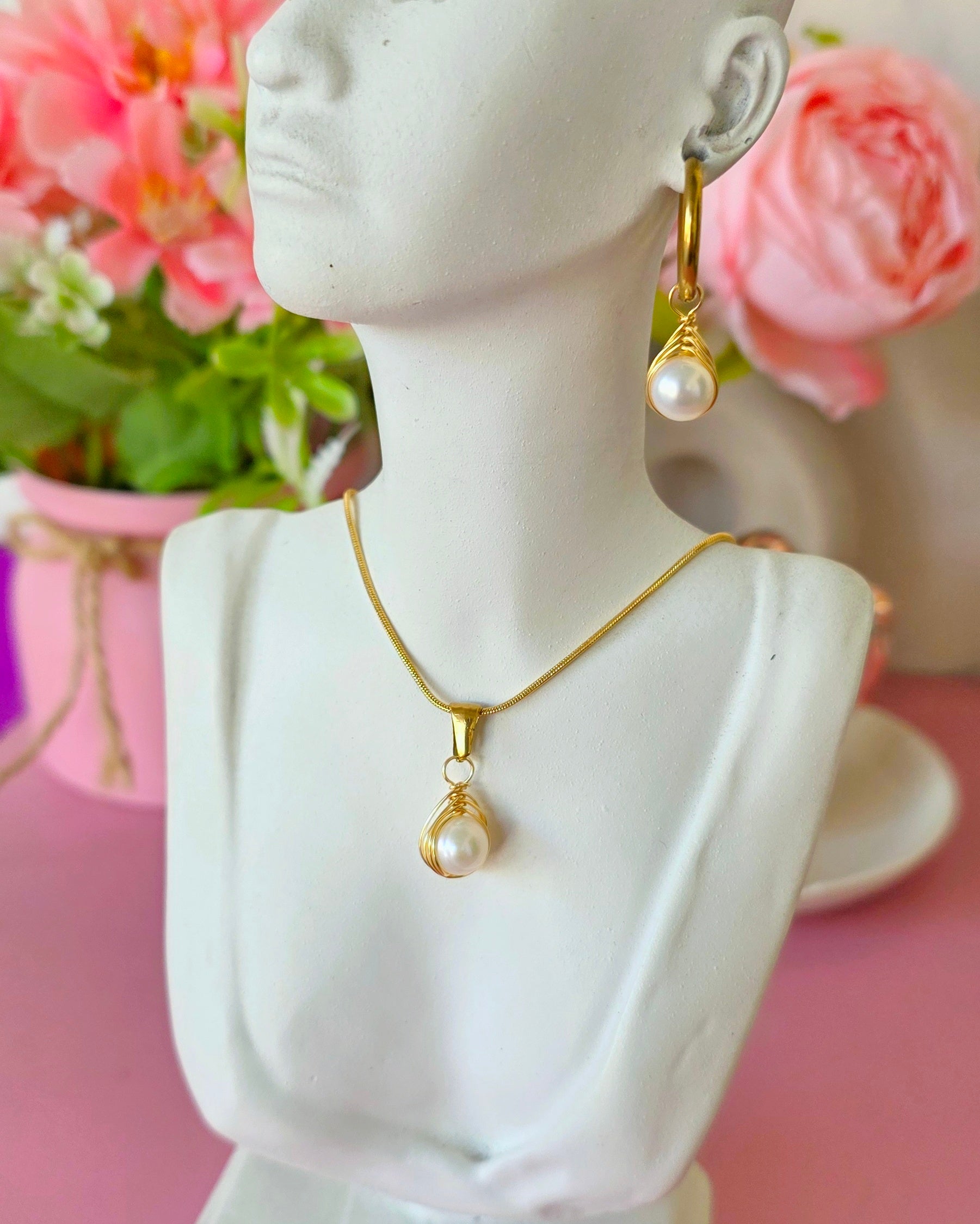 Set de collar y argollas de perlas tejidas