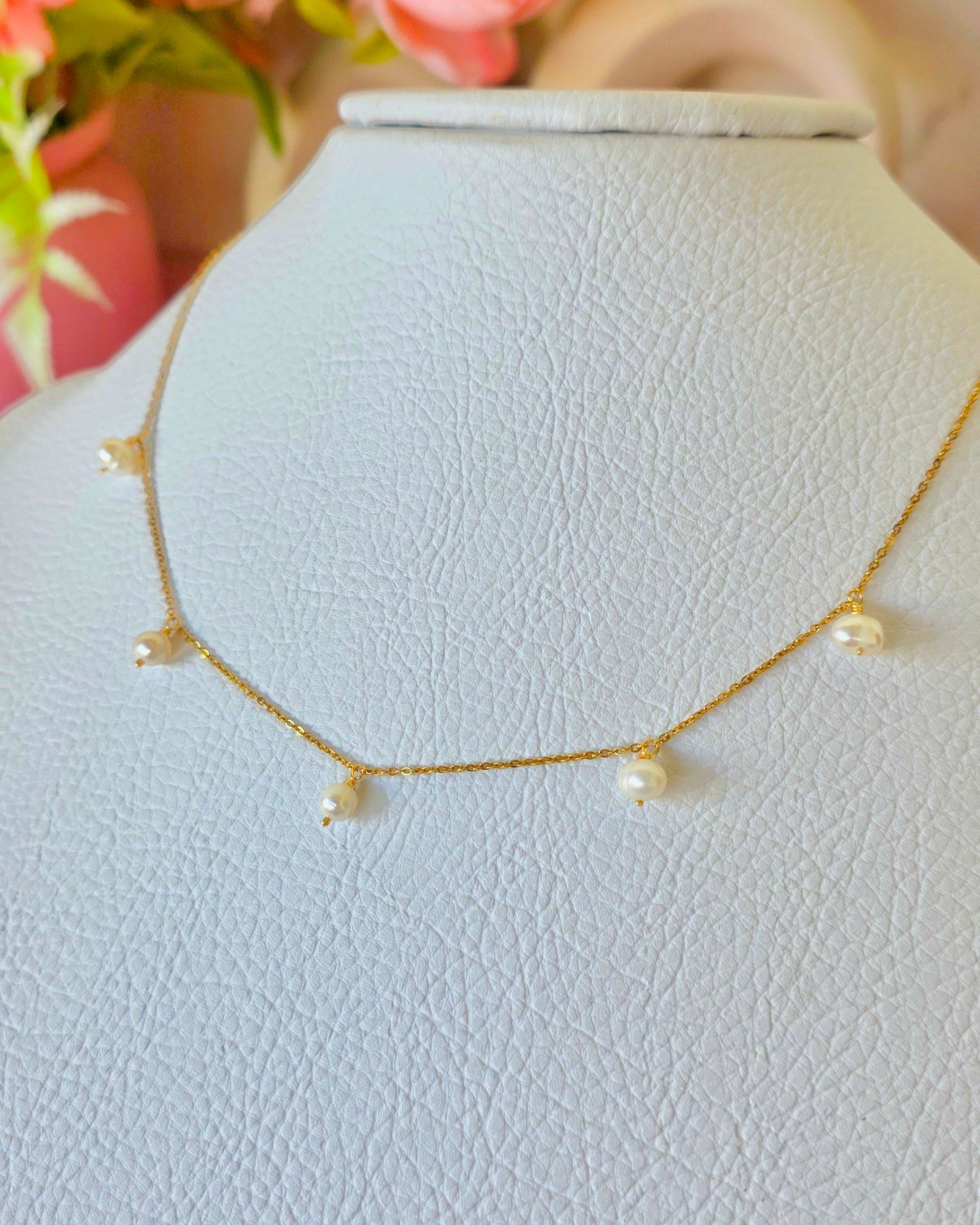 collar con  perlas colgantes