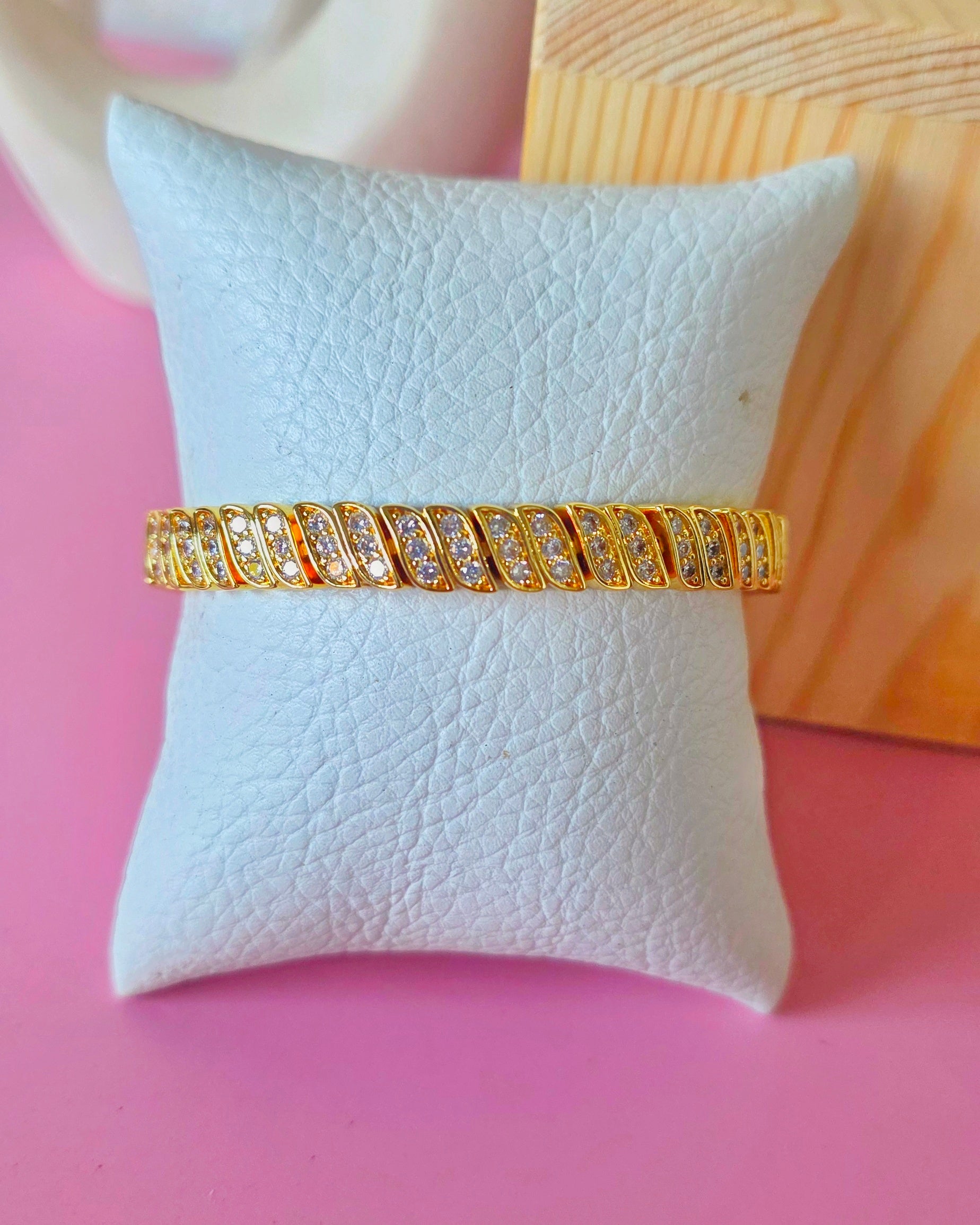 Pulsera incrustada de olas
