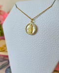 Collar virgen de Guadalupe con fondo de concha nácar