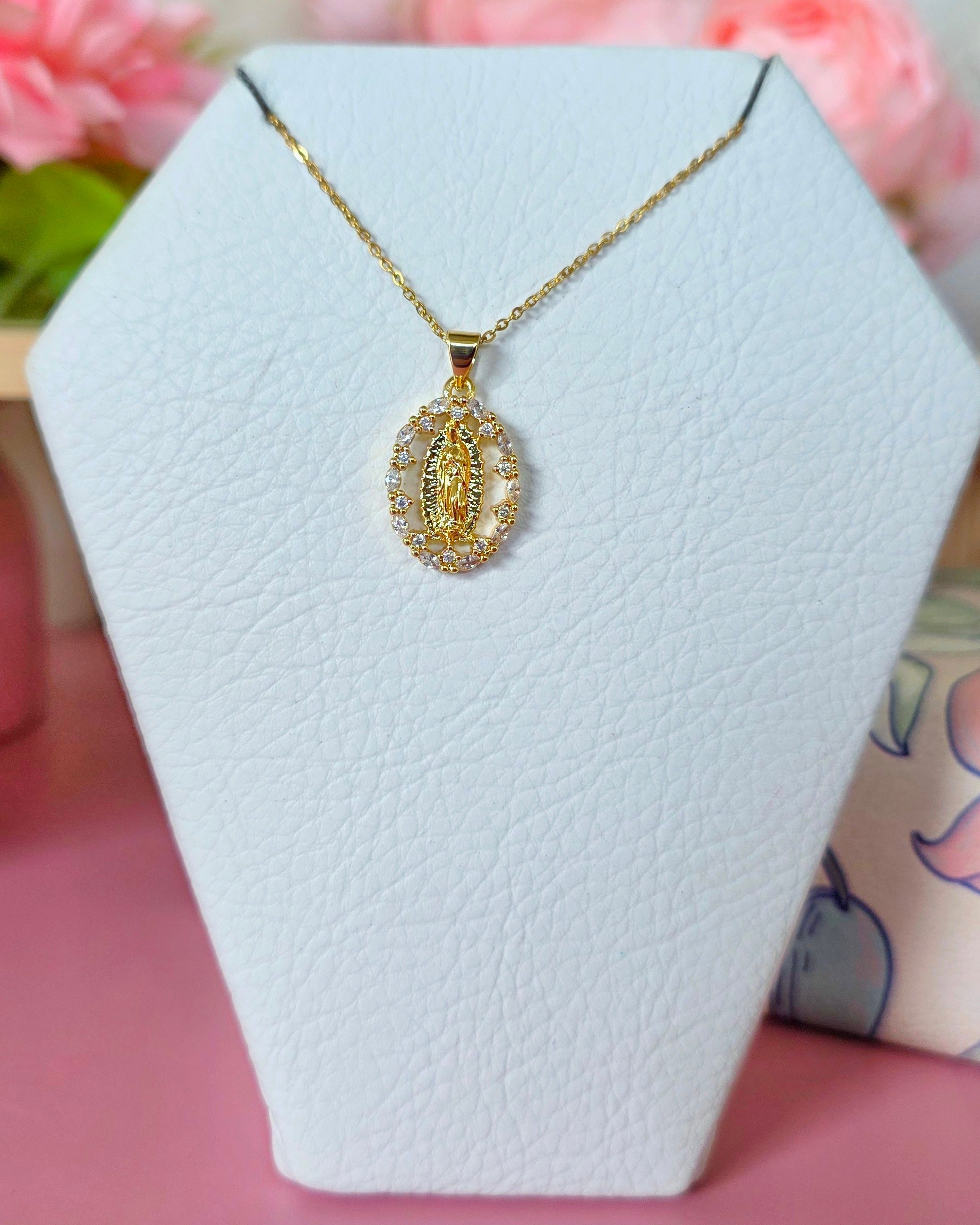 Collar virgen de Guadalupe en marco ovalado hueco de zirconias ovaladas y redondas