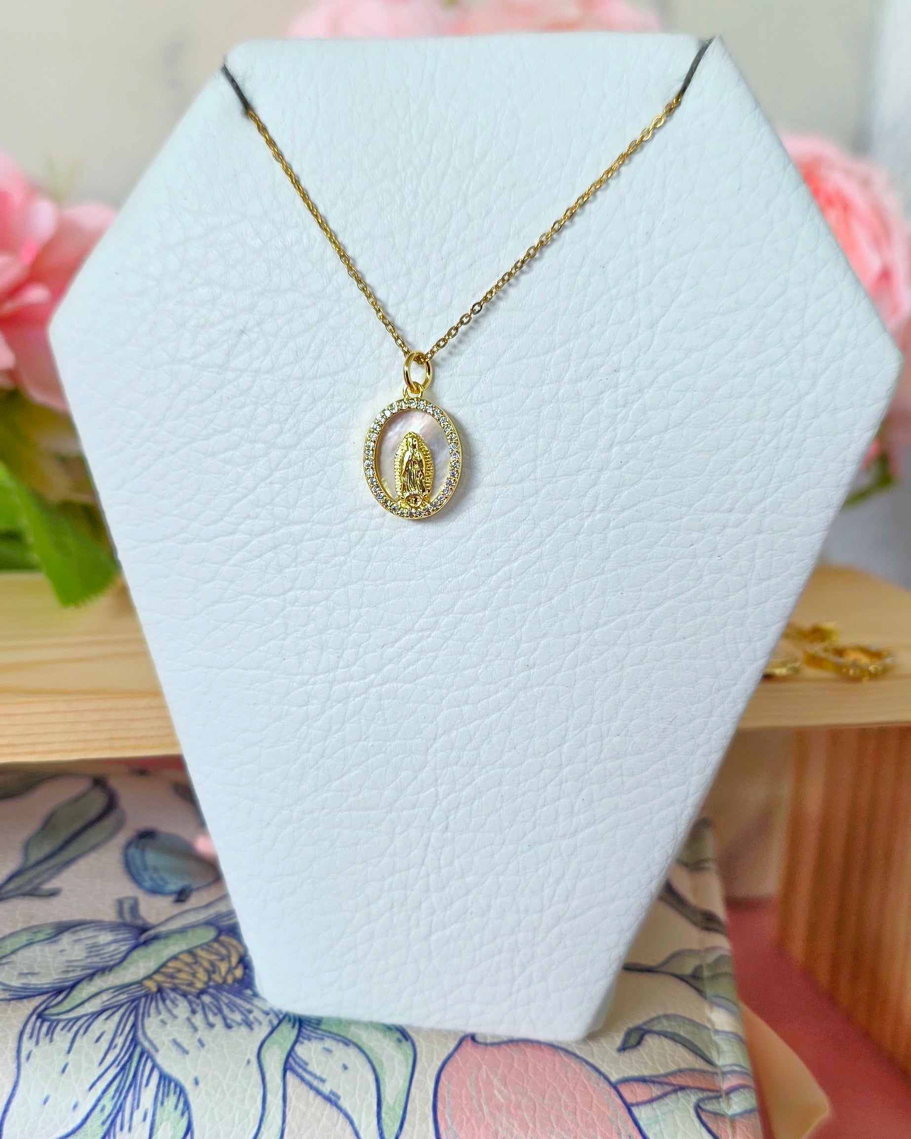 Collar virgen de Guadalupe con fondo de concha nácar MINI
