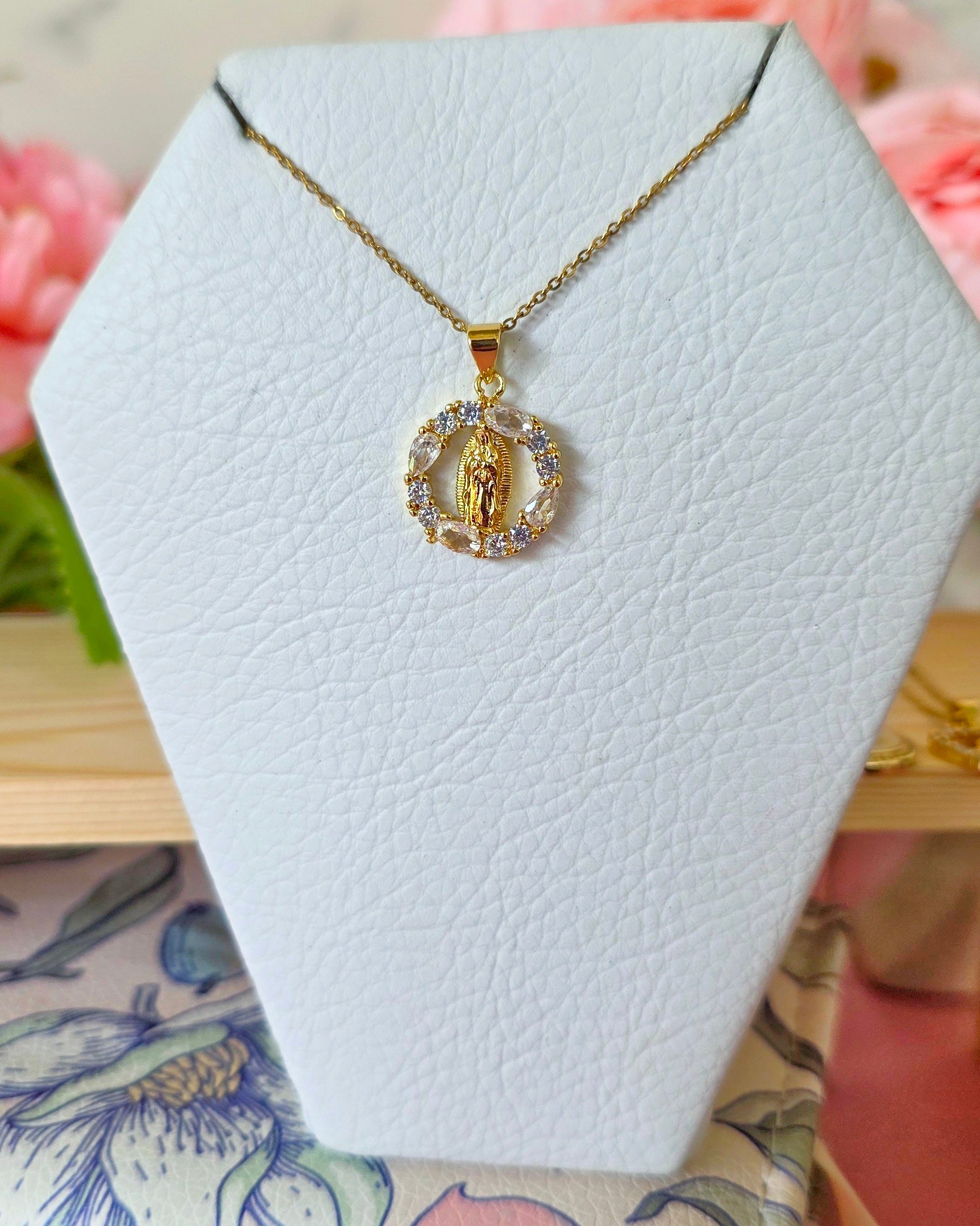 Collar virgen de Guadalupe en marco redondo de zirconias maxi irregular