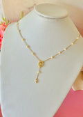 Collar denario de perlas mini con centro de crucifijo