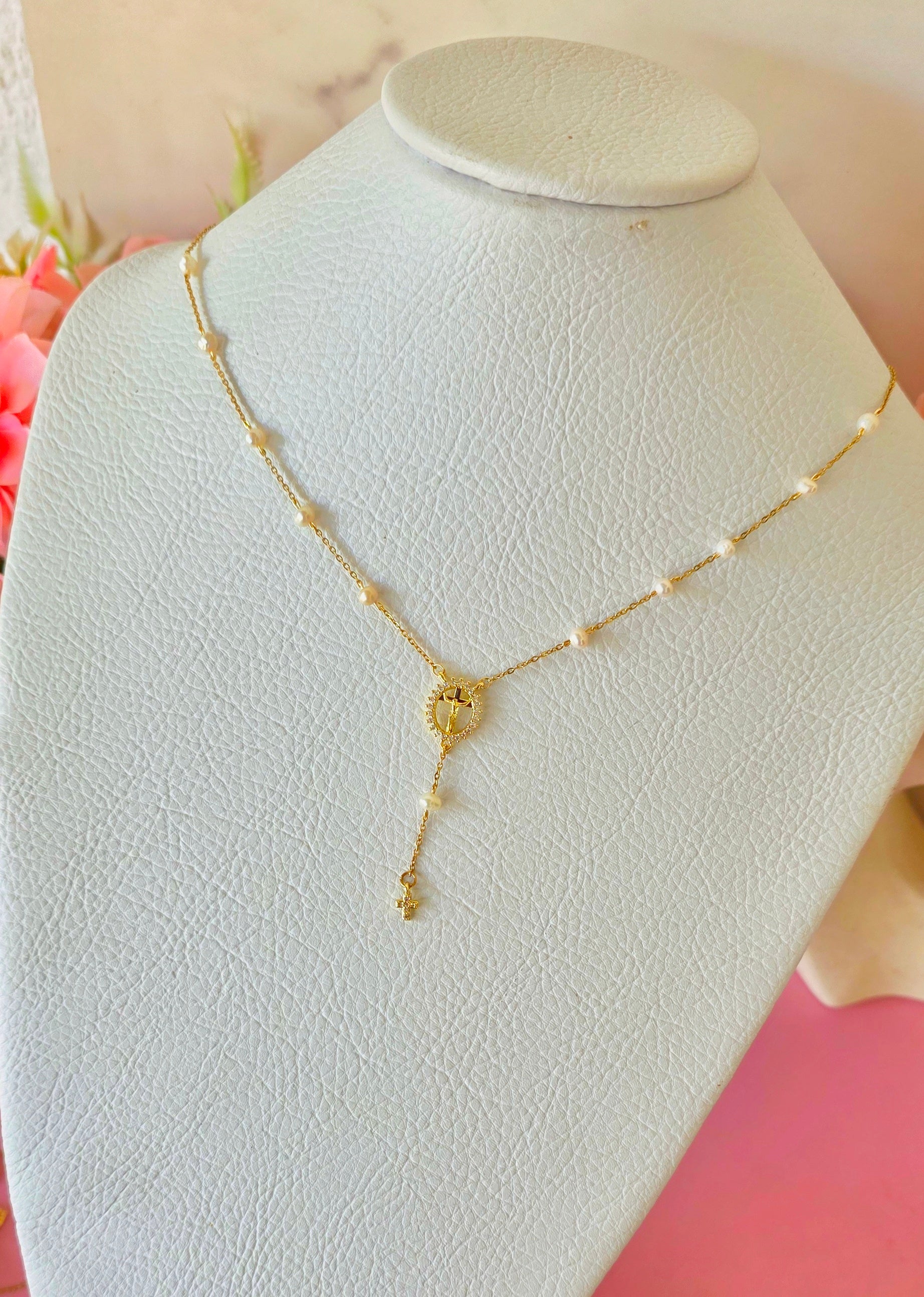 Collar denario de perlas mini con centro de crucifijo