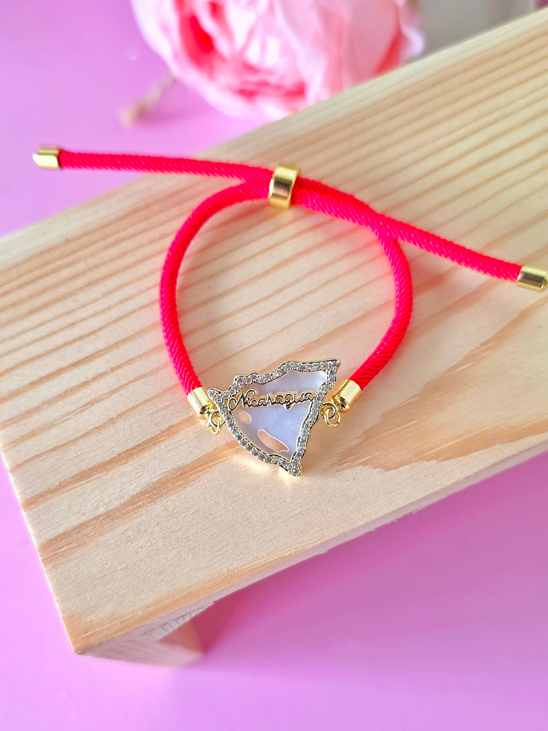 Pulsera mapa de Nicarcagua cuerda roja