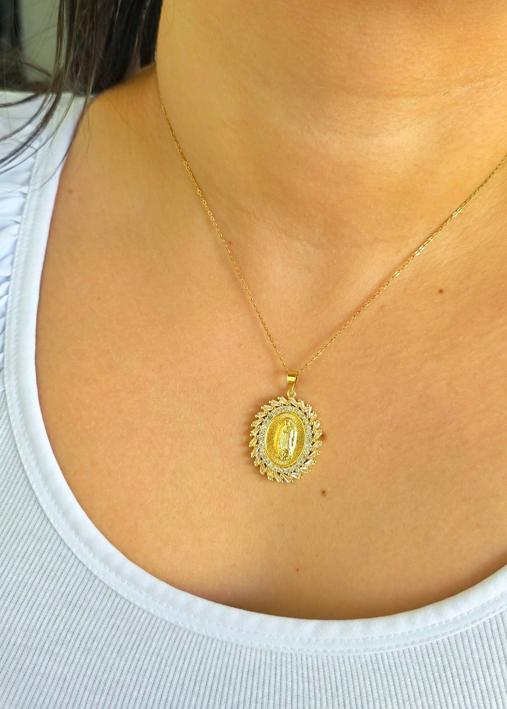 Collar virgen de Guadalupe maxi con marco molino de cristales zirconia