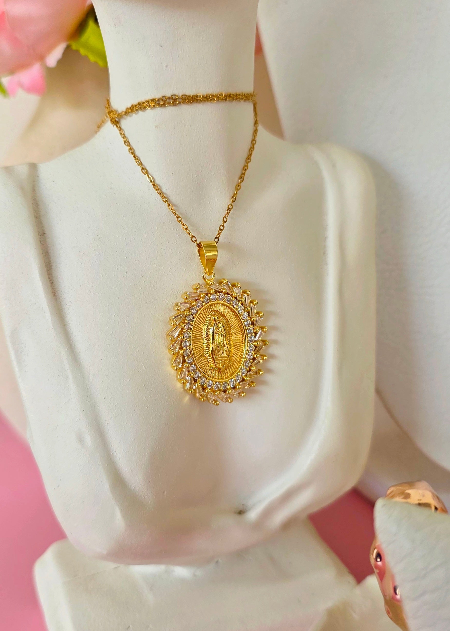 Collar virgen de Guadalupe maxi con marco molino de cristales zirconia