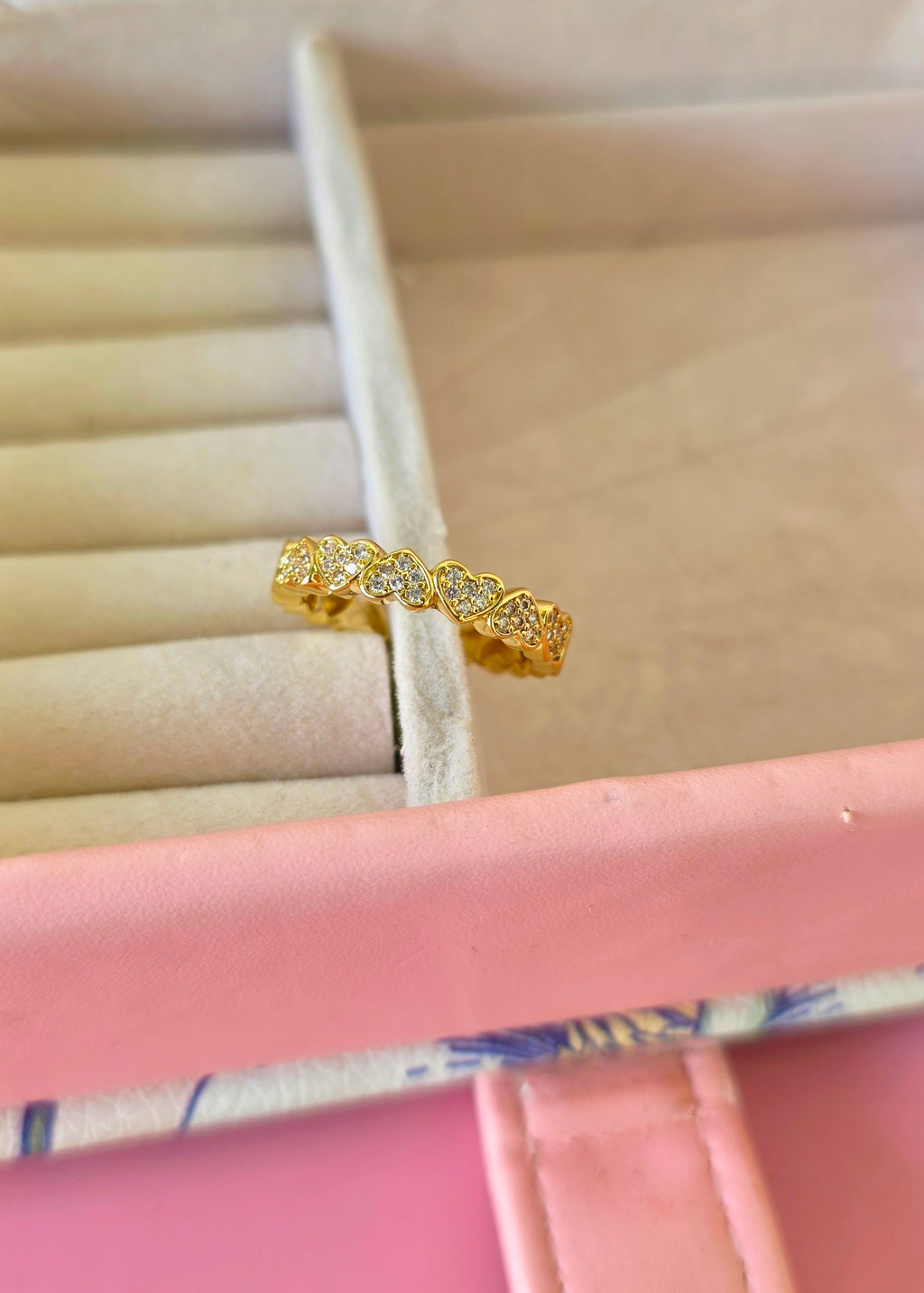 Anillo mini corazones incrustados