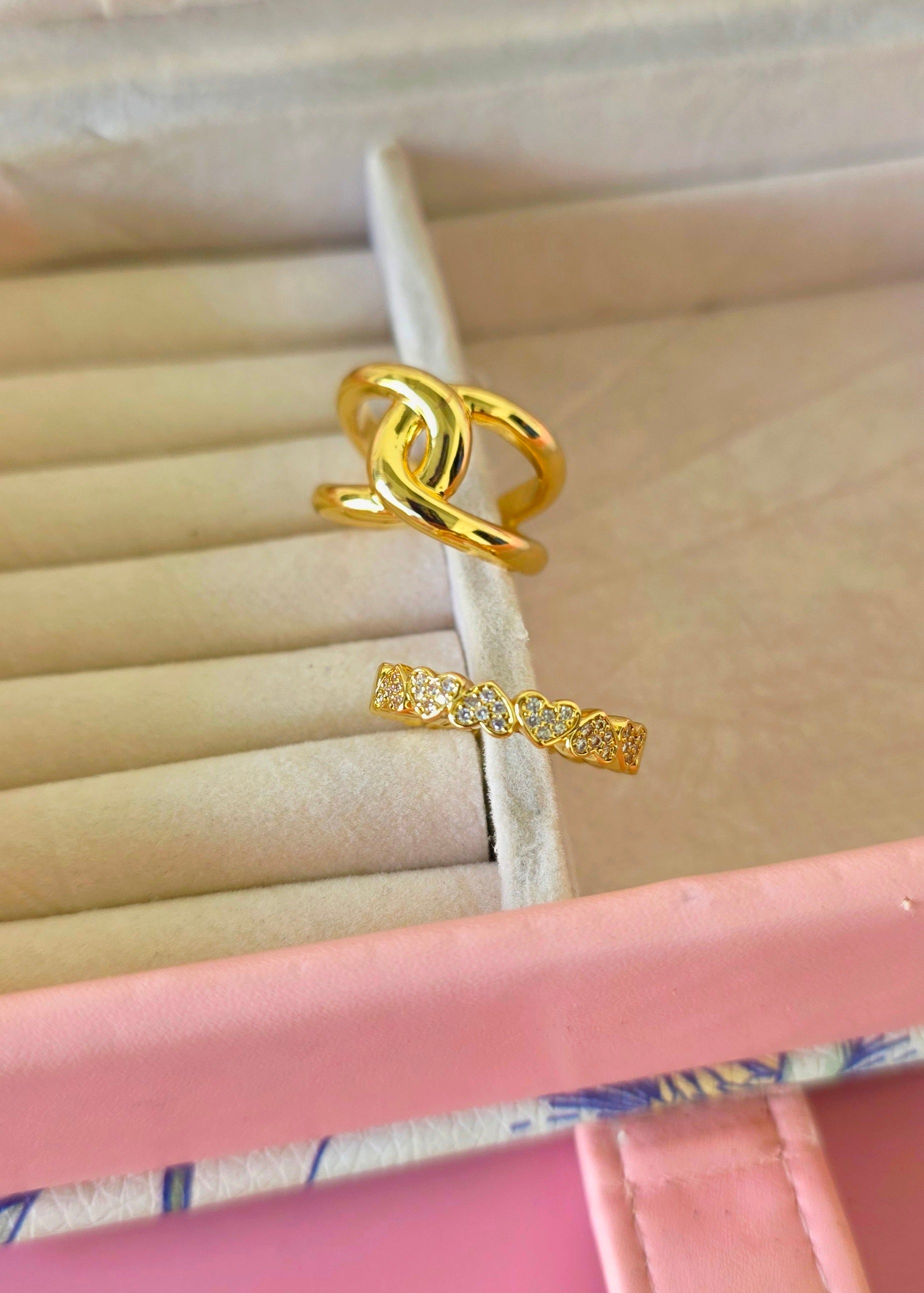 Anillo mini corazones incrustados