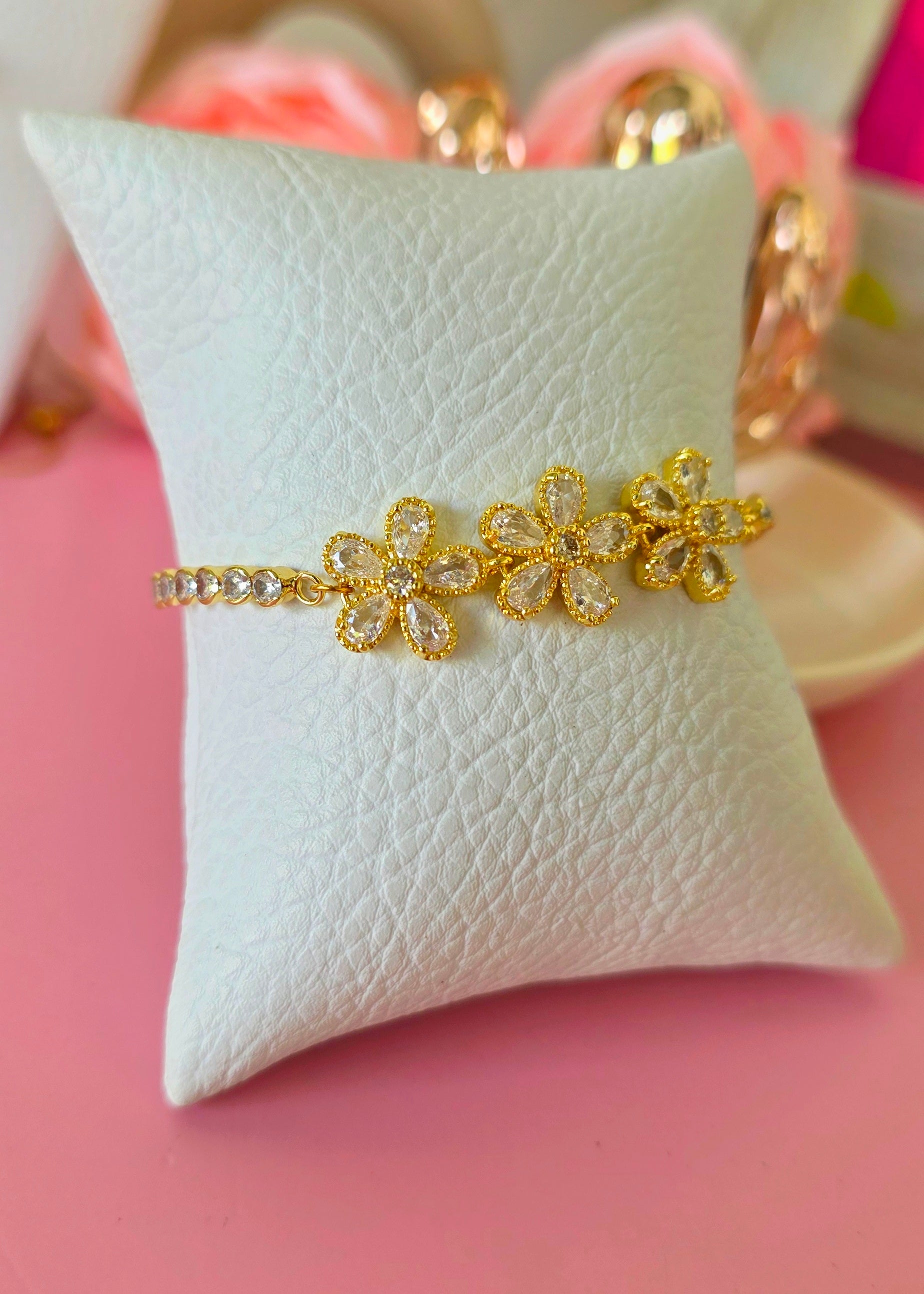 Pulsera de tres margaritas con mecate brillante