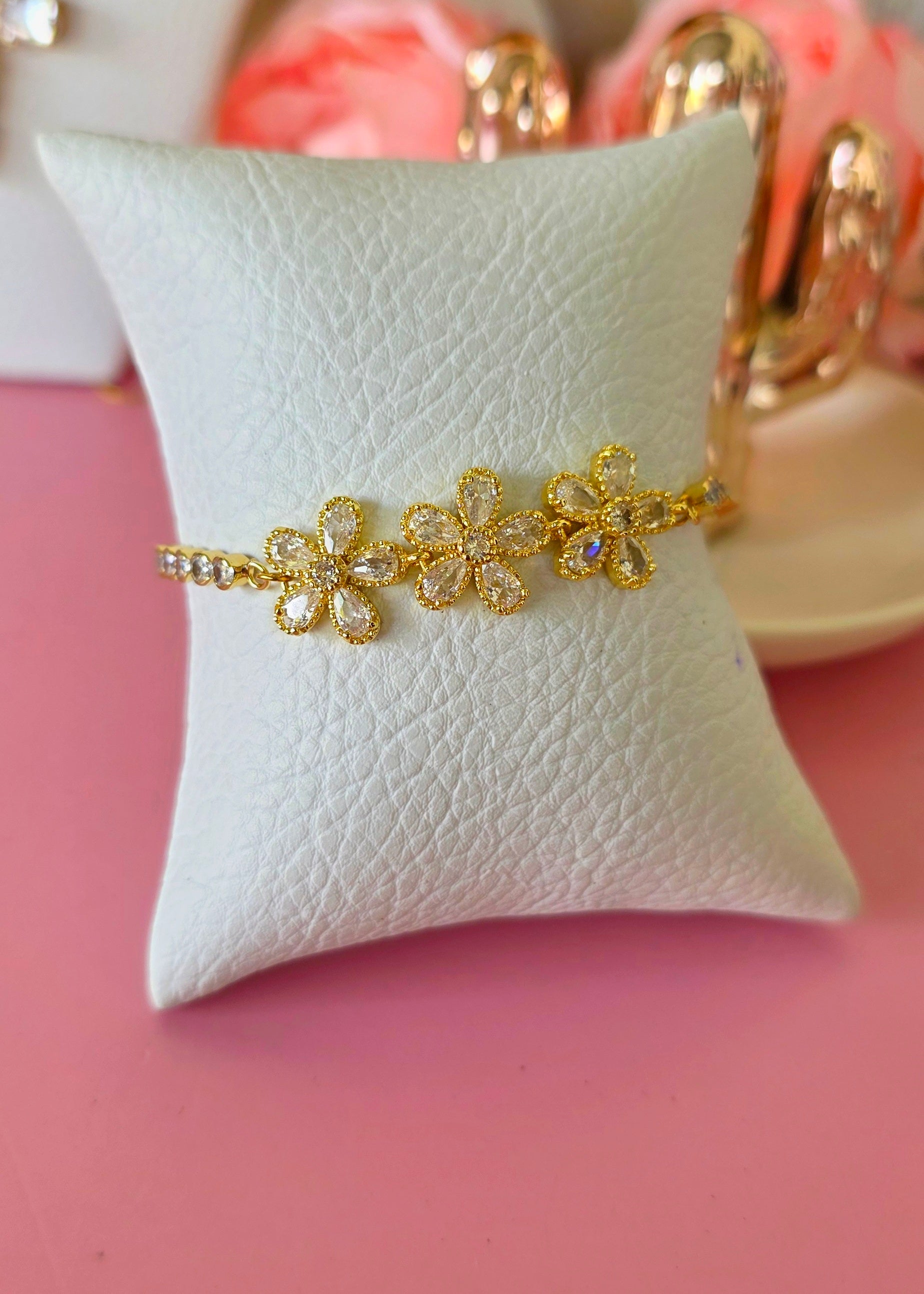 Pulsera de tres margaritas con mecate brillante