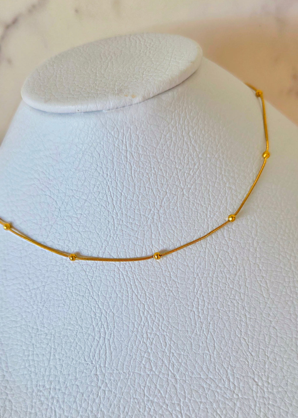 Collar liso con balines intercalados