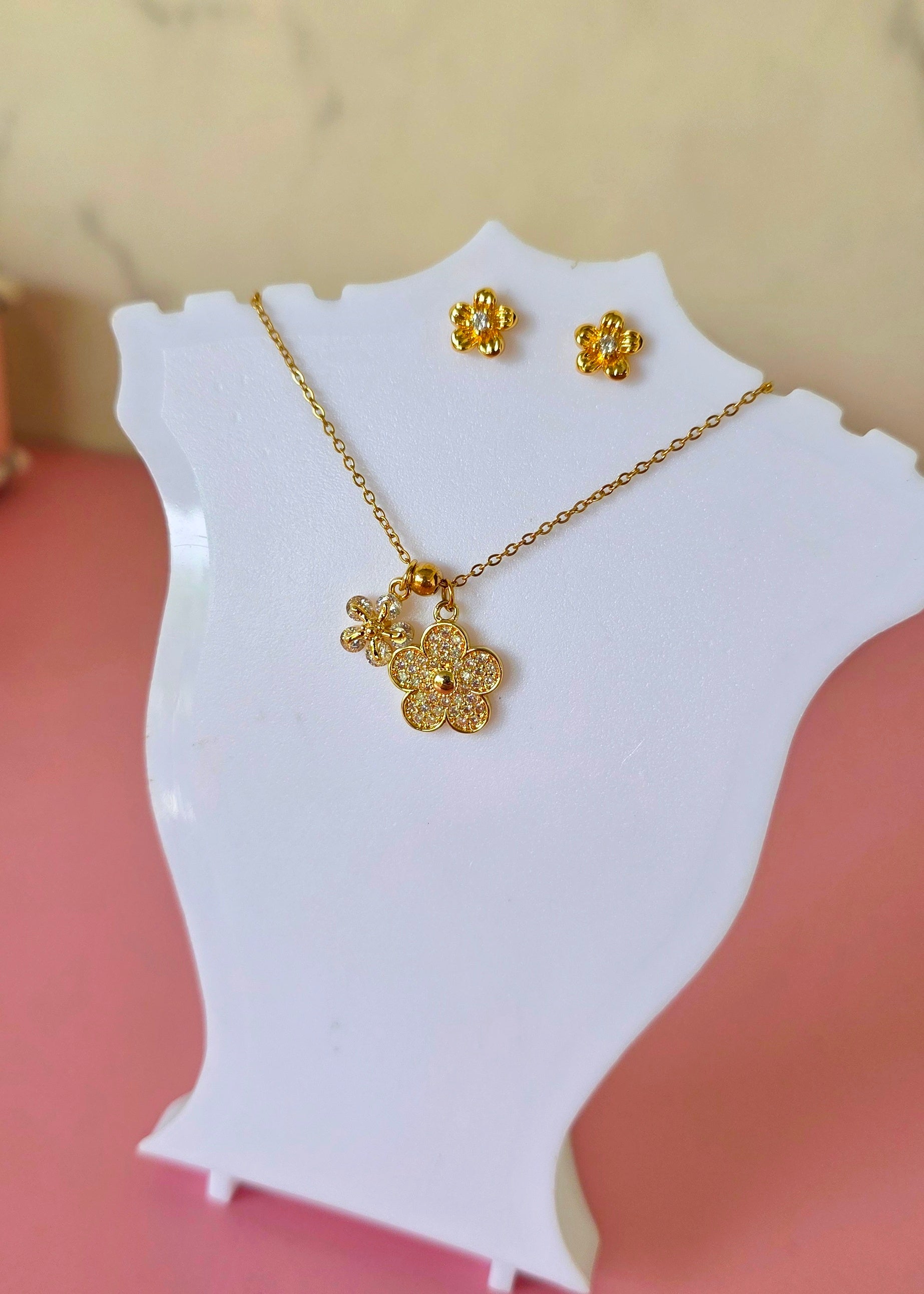 Set collar y aretes de flores brillantes