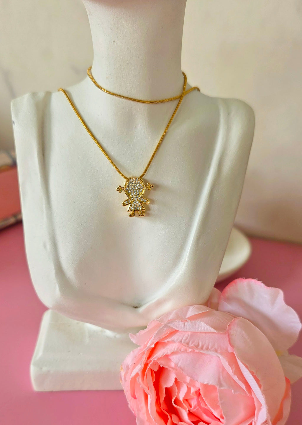 Collar liso con dije maxi de figura de niña