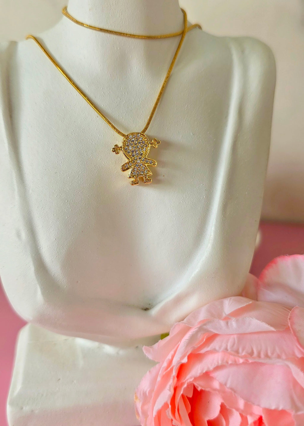 Collar liso con dije maxi de figura de niña