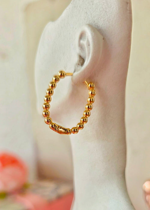 aretes argollas ovaladas con bisagra y trama bolitas mini