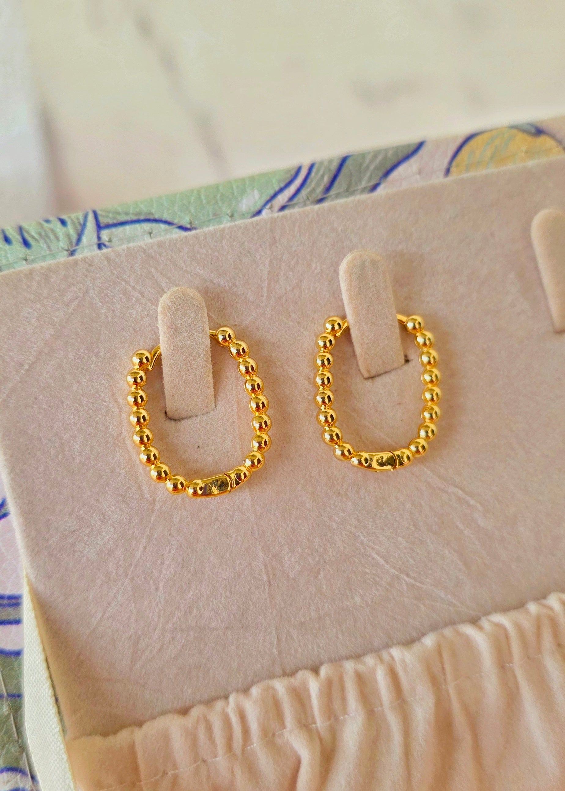 aretes argollas ovaladas con bisagra y trama bolitas mini