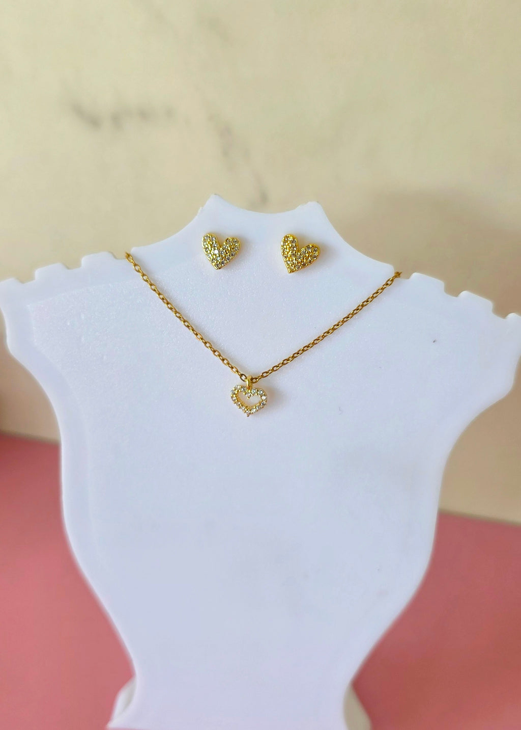 Set collar y aretes de corazón incrustados